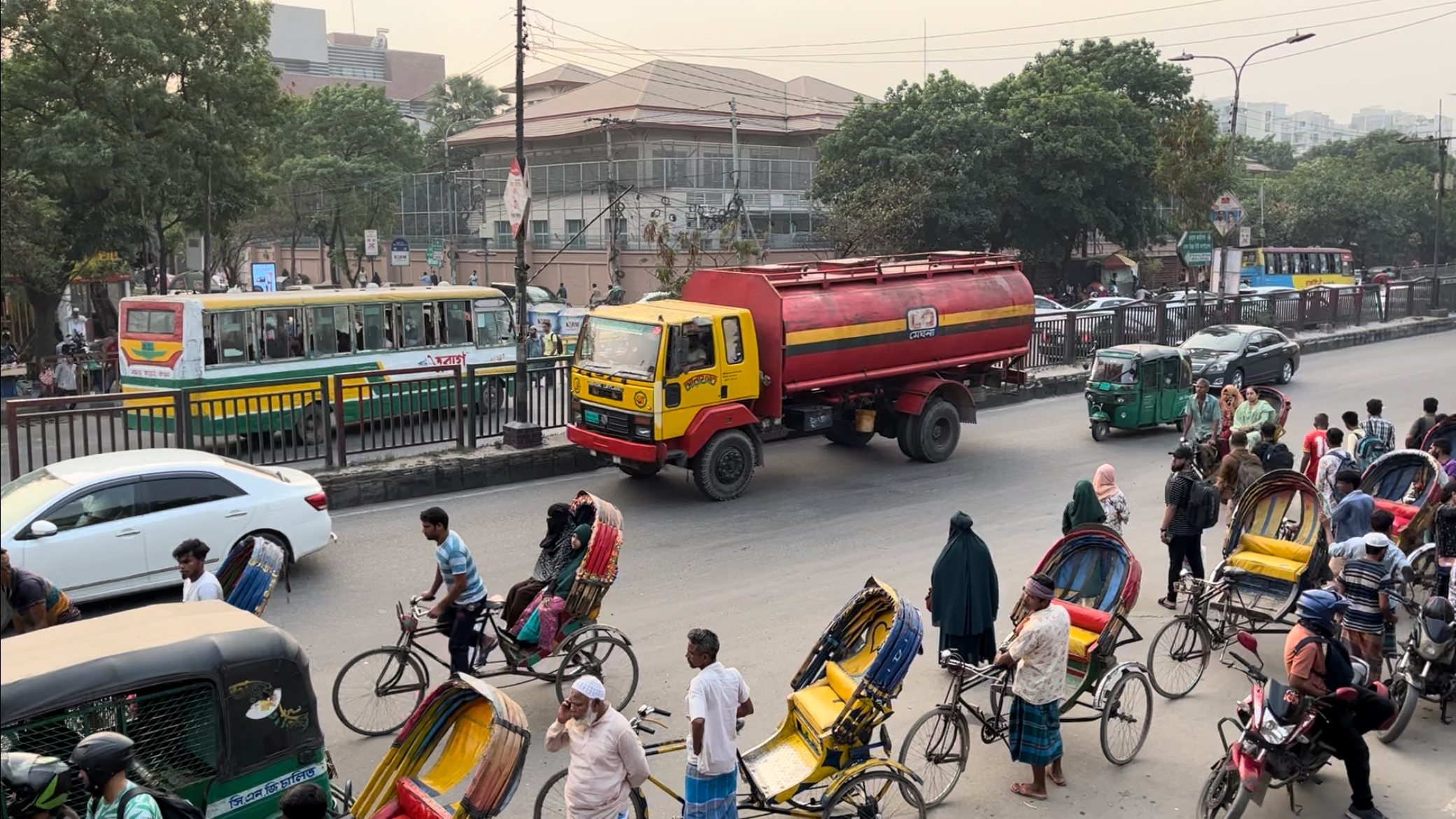 学校前の道路は常に大混雑