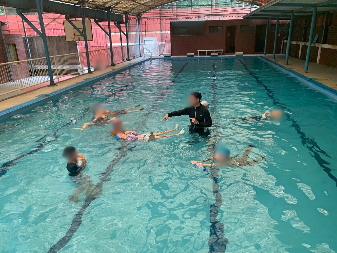 少人数によるプールの授業(小学部1・2年 体育)