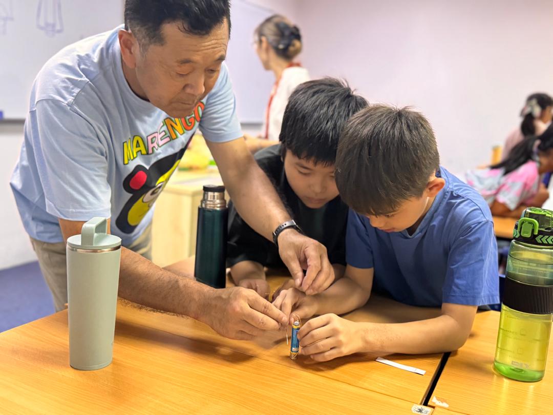 ペナン日本人学校田川教頭先生による理科実験教室