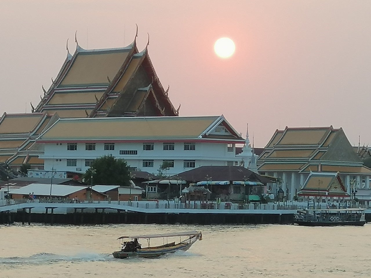 深澤さんの好きなタイの風景のひとつ。ゆっくりと沈む夕日が、空をオレンジ色に染めていく