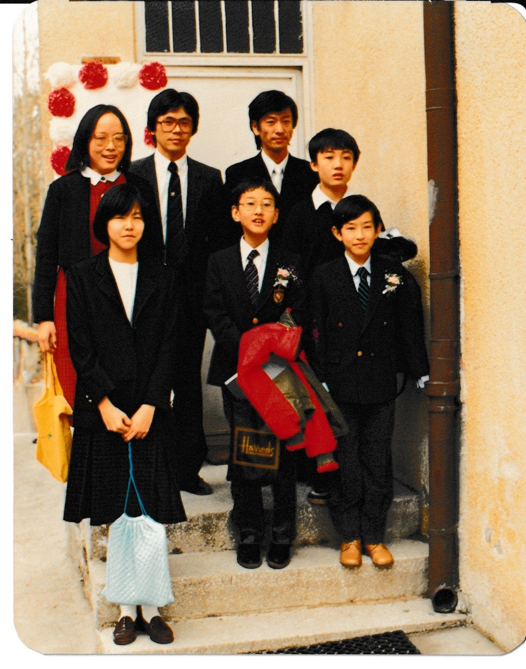 アンカラ日本人学校時代、恩師や友人と。中学生はわずか5人