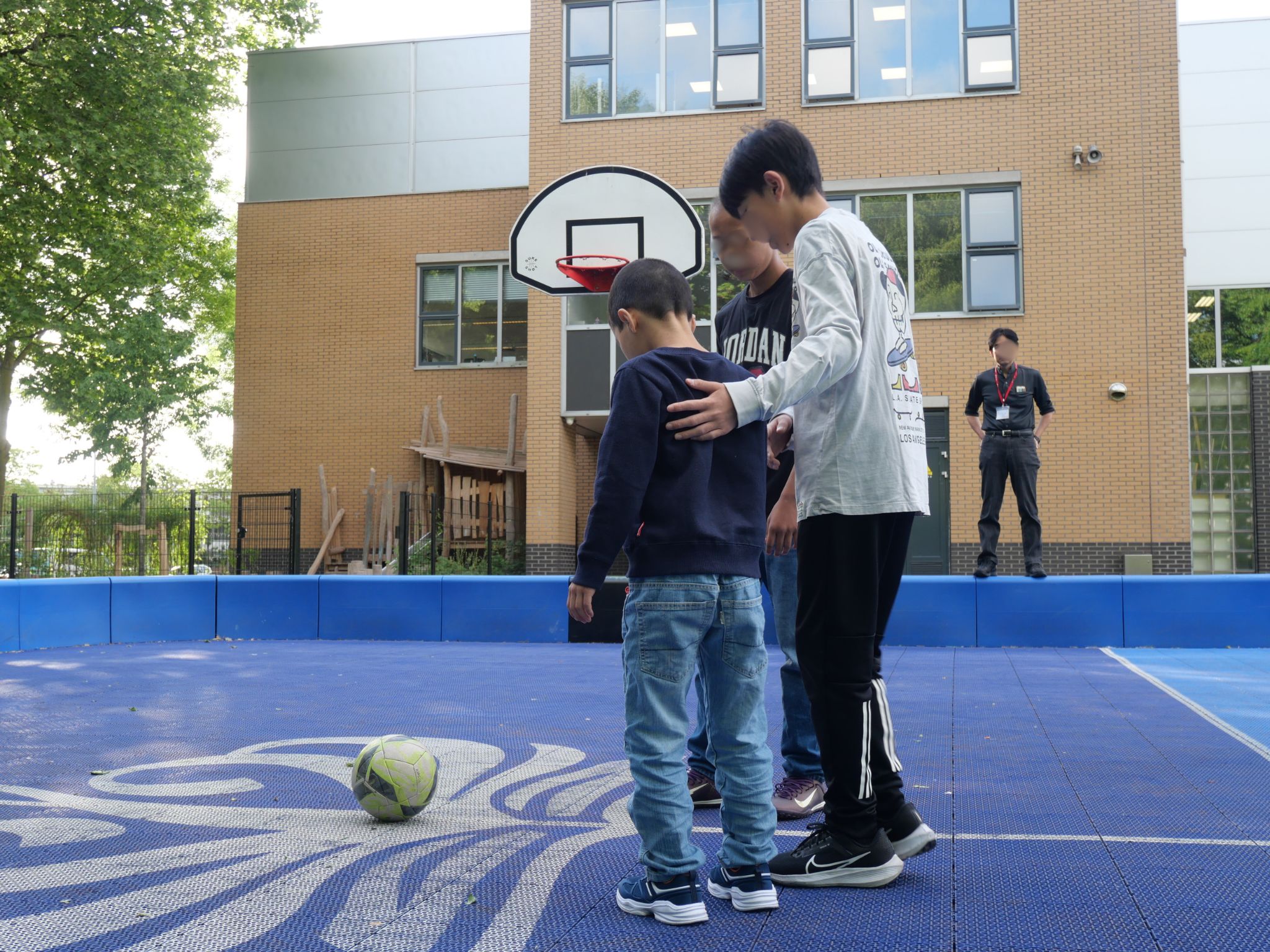 休み時間の様子。中学部運営による小学部へのサッカー教室