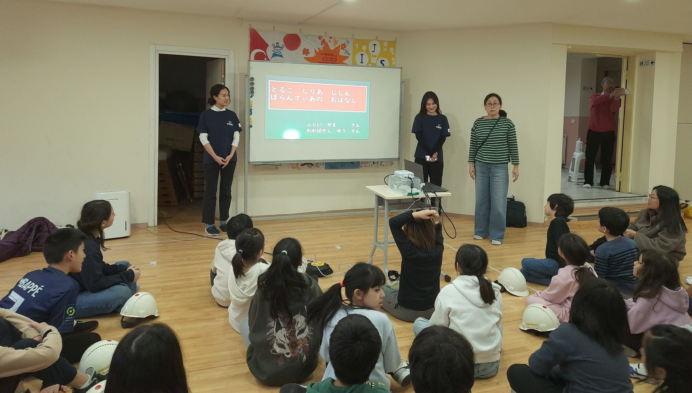 卒業生による特別授業。トルコ南東部地震で日本から来た救助チームの通訳ボランティアをした卒業生が特別授業をしてくれました