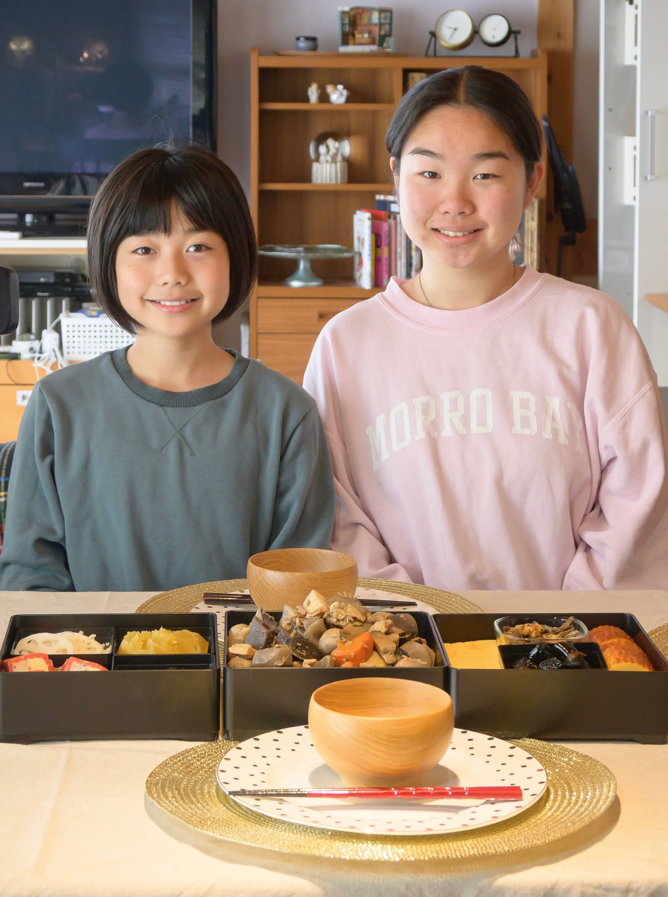 三本眞子(みもとまこ)さん (写真右) 東京学芸大附属中等教育学校5年生(高2) (アメリカに4年居住)