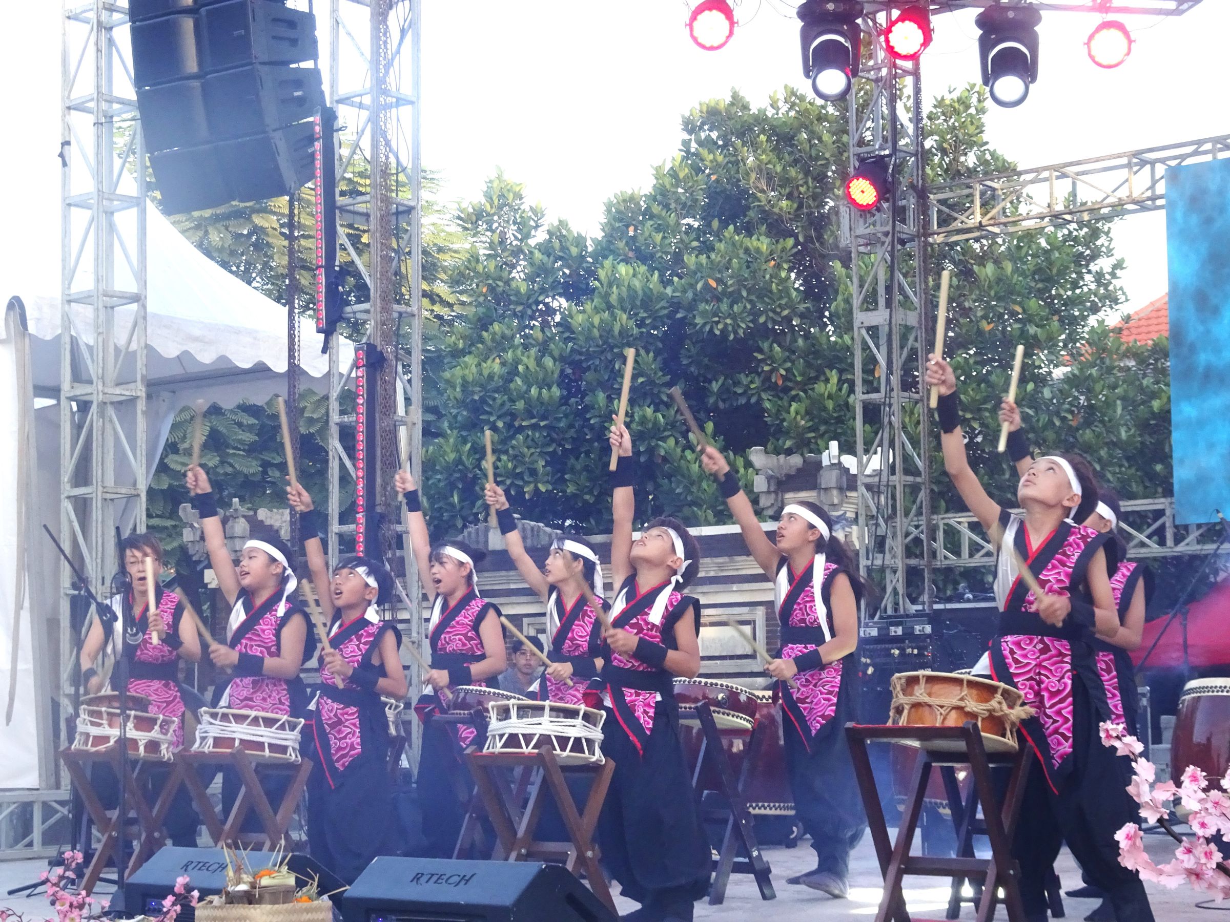 マハサラスワティ大学文化祭にて、太鼓クラブの迫力ある演奏  