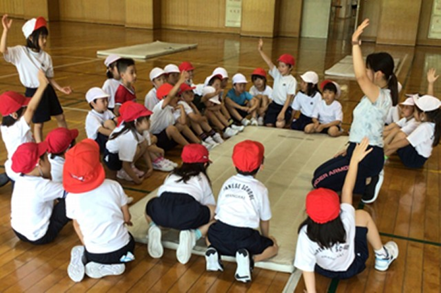 小学部1年生の体育「マット運動」