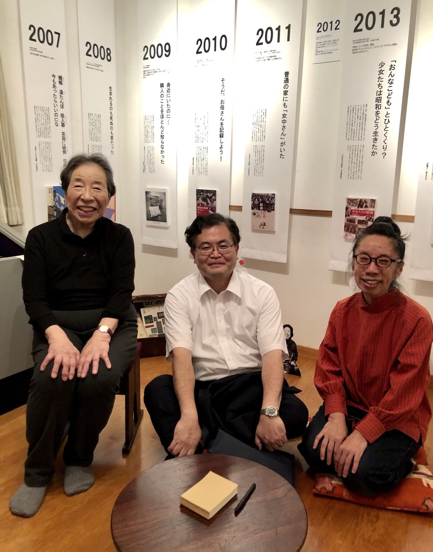 栗原祐司さん（中央）　昭和のくらし博物館特別展会場にて　同館小泉館長（左）、下中副館長（右）と