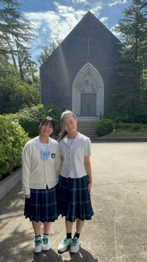  高校2年生 𠮷田美優さん（右）、  高校2年生 山本小花さん （左）