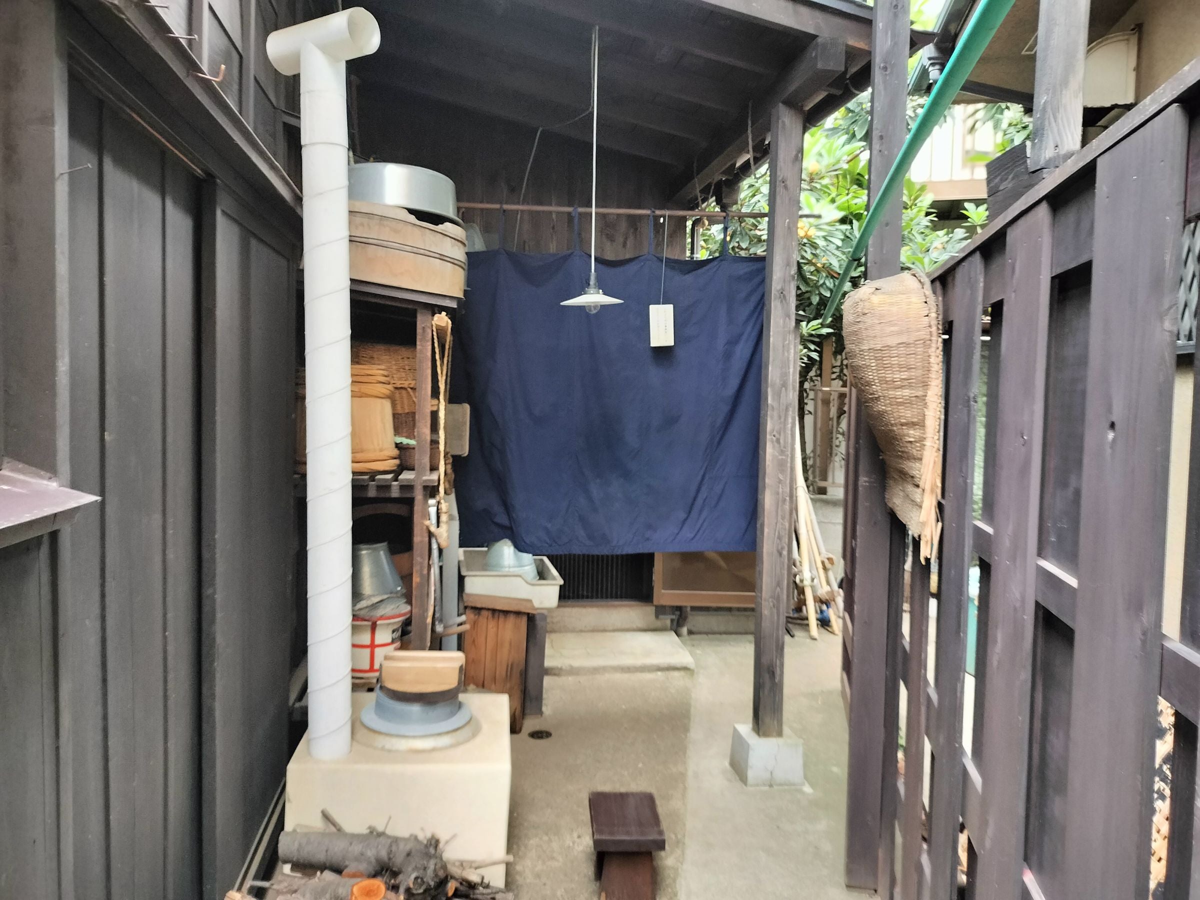 勝手口にもなつかしいものがいっぱい