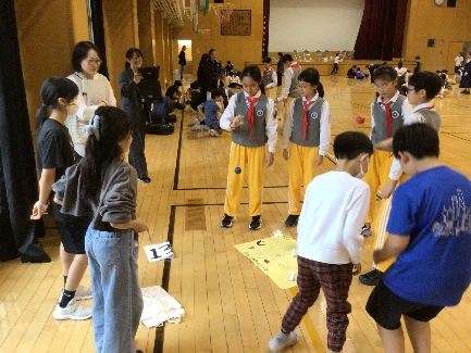 現地校との交流会「けん玉遊び」