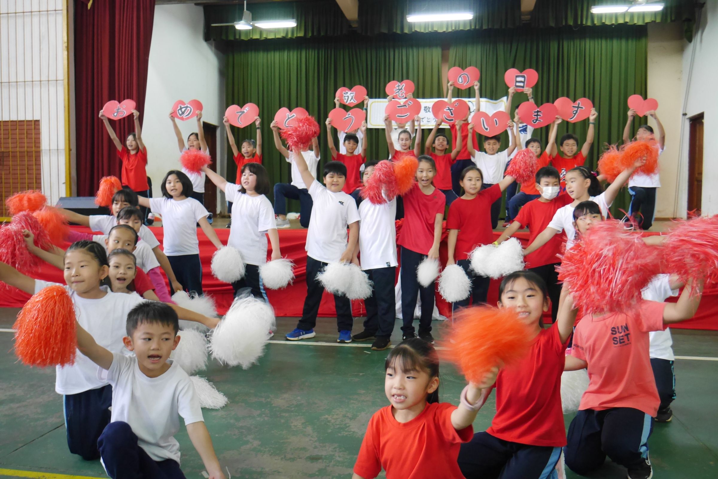 敬老会　低学年の踊り 