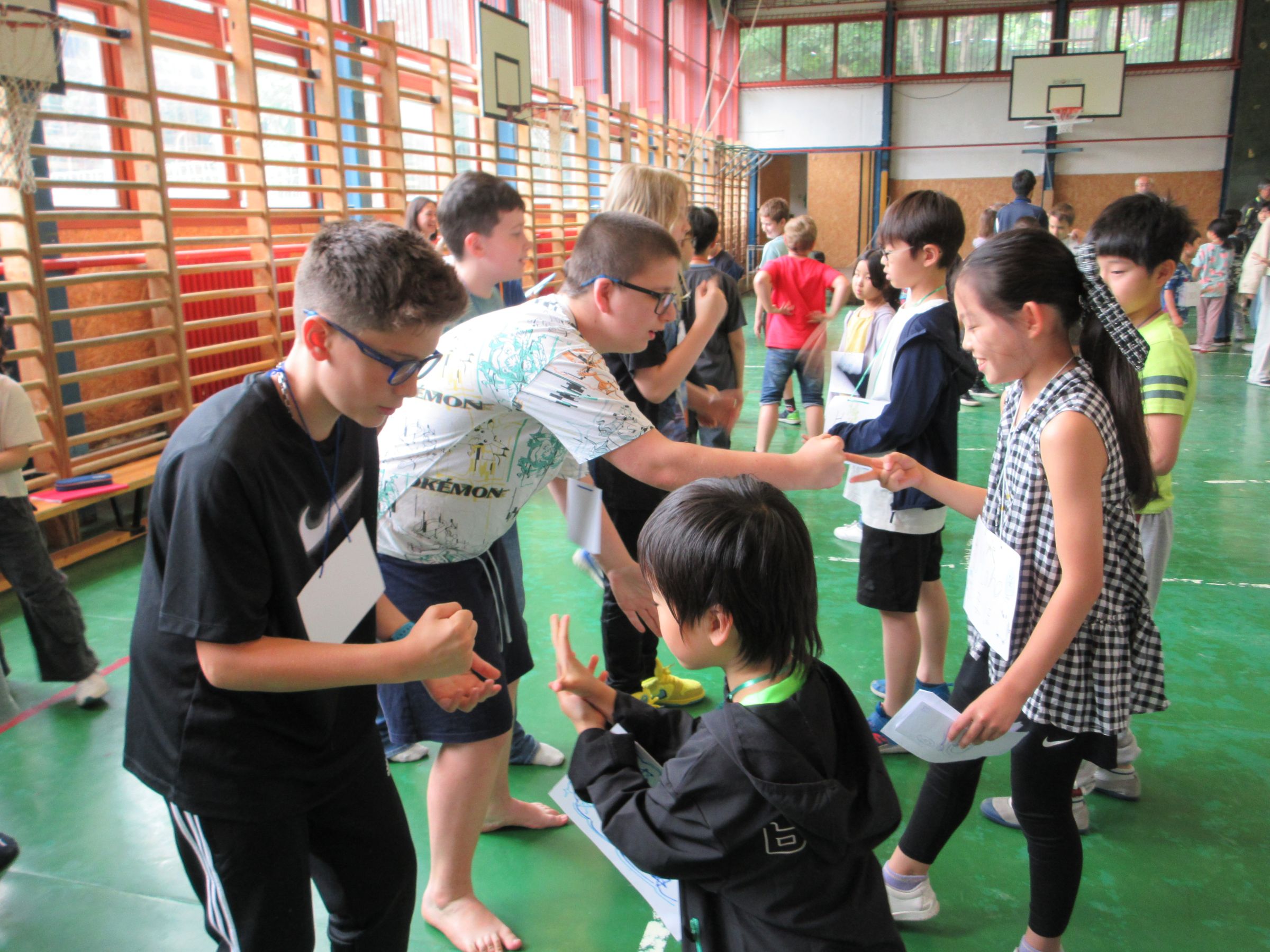 小学部「こどもの日交流会」でヴィラ—ニョシュ校と  　