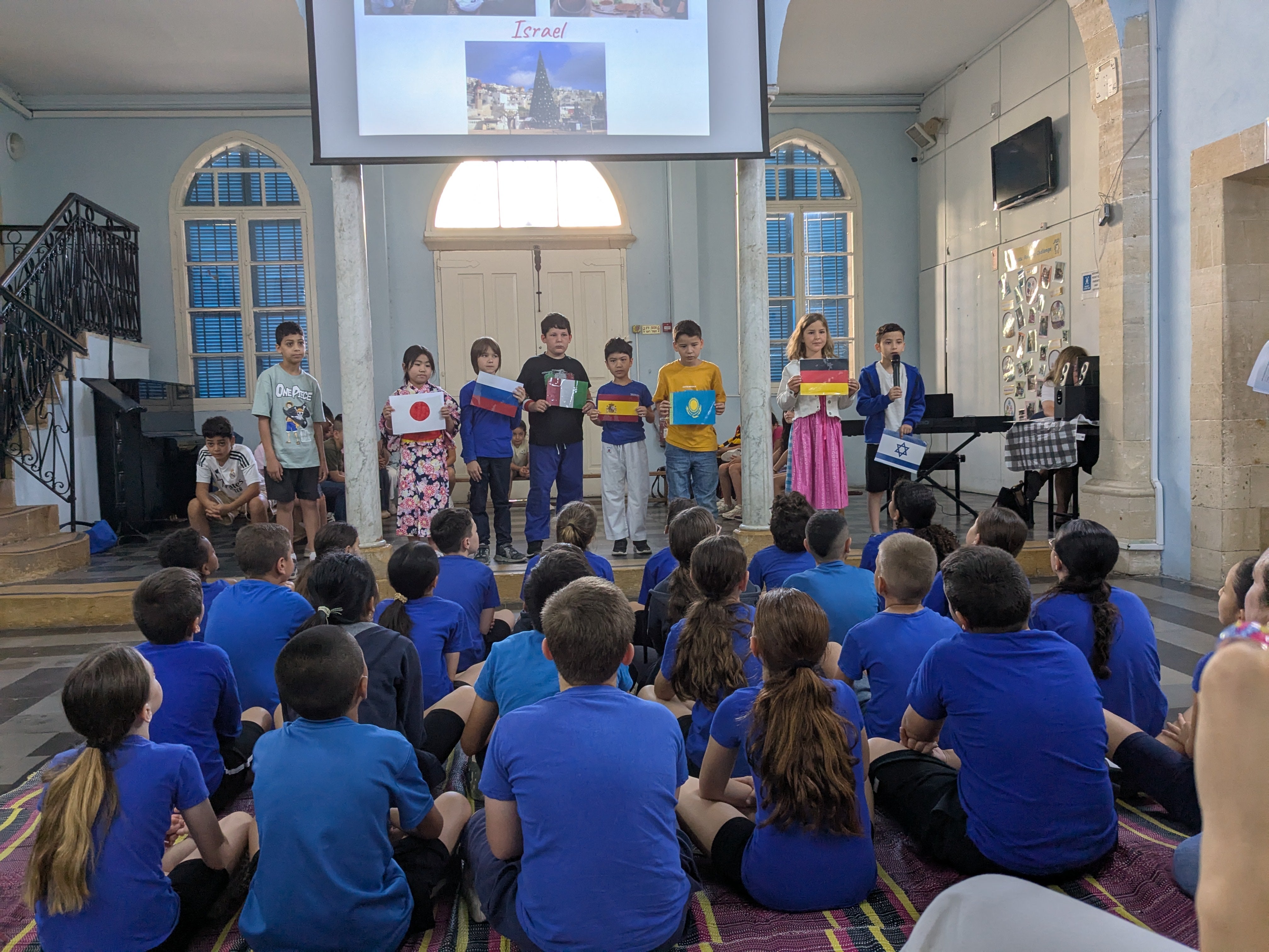 インターナショナルスクールのイベントで、日本を代表して紹介するマイカ