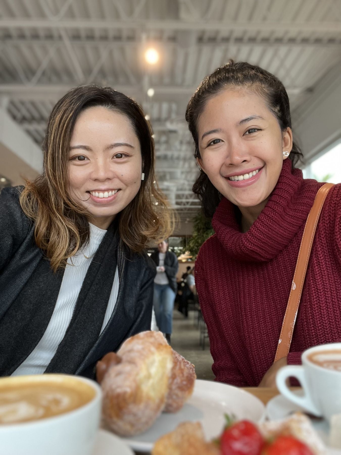 渡米直後に親しくなったインドネシア人の友人（右）。「英語は完璧でなくてもよい」「どんな状況でもやりたいことはやってみたらいい」と、大切なことを教えてくれる存在