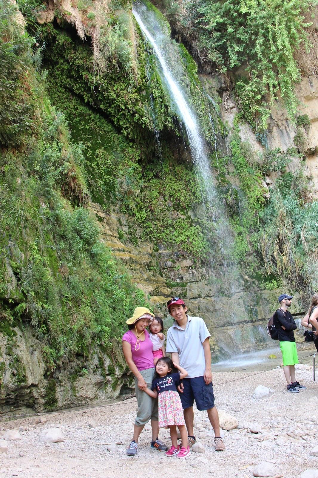 イスラエルの死海付近の国立公園での家族写真