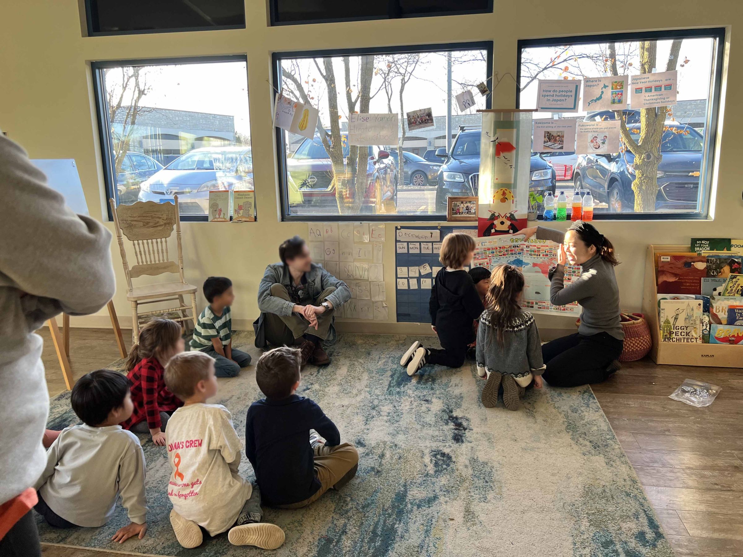 英語力に自信がついてきたあとは、現地のプリスクールで日本の書き初めや福笑いを紹介・体験してもらうボランティアも。他に、企業広報のインターンシップやインスタグラム「おでかけOhio」の発信を友人と始めるなど、様々なボランティア活動に励んだ   