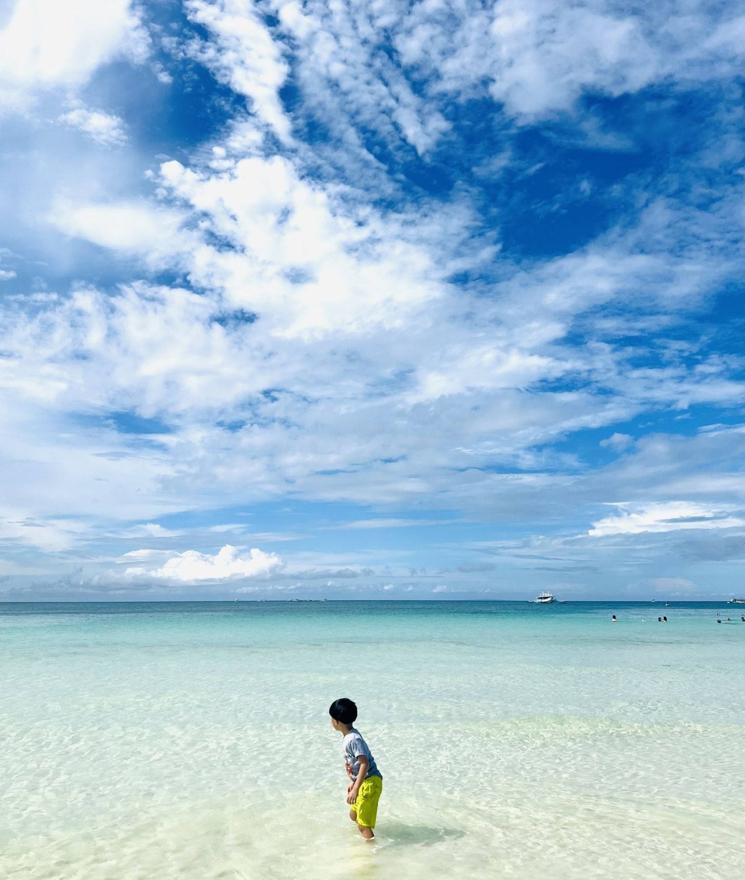 フィリピン・ボラカイ島の美しいビーチ。冬が長いオハイオから一転して、今は年中水遊び生活