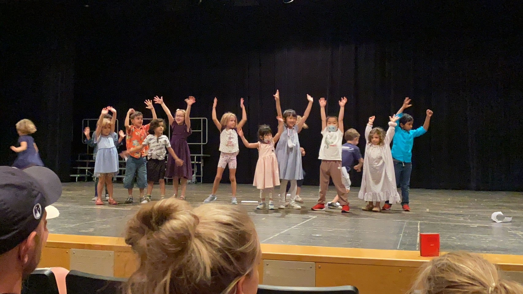 ミネソタ時代のサマーキャンプでは、当時7歳だったひまりさんと3歳だったあおはさんは台詞、ダンス、歌を覚えて、ピーターパンの劇に参加。ひまりさんは現在もドバイでオーディションを受けるなどして、演劇を続けている