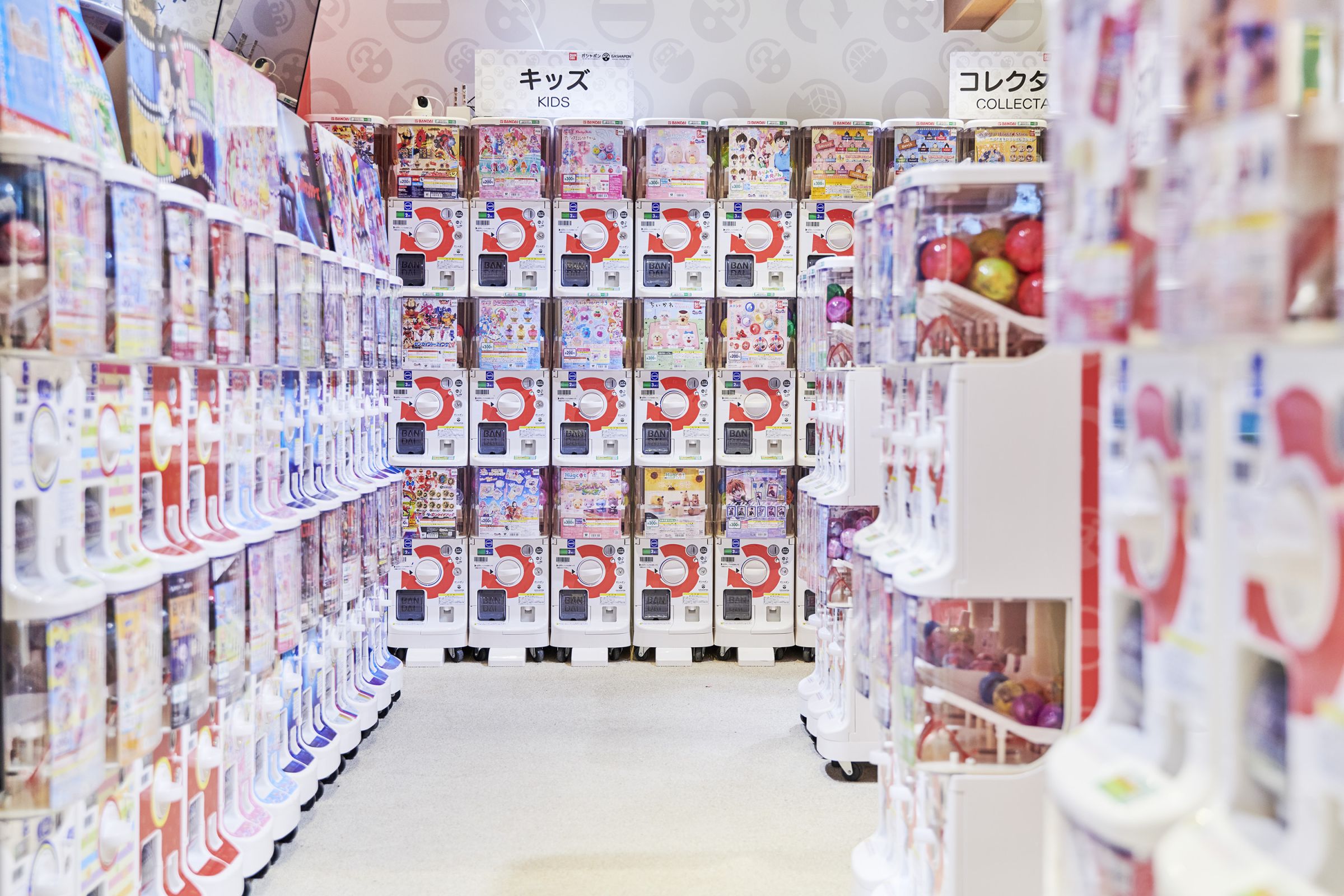 日本国内にあるガシャポンバンダイオフィシャルショップの様子 ©BANDAI 