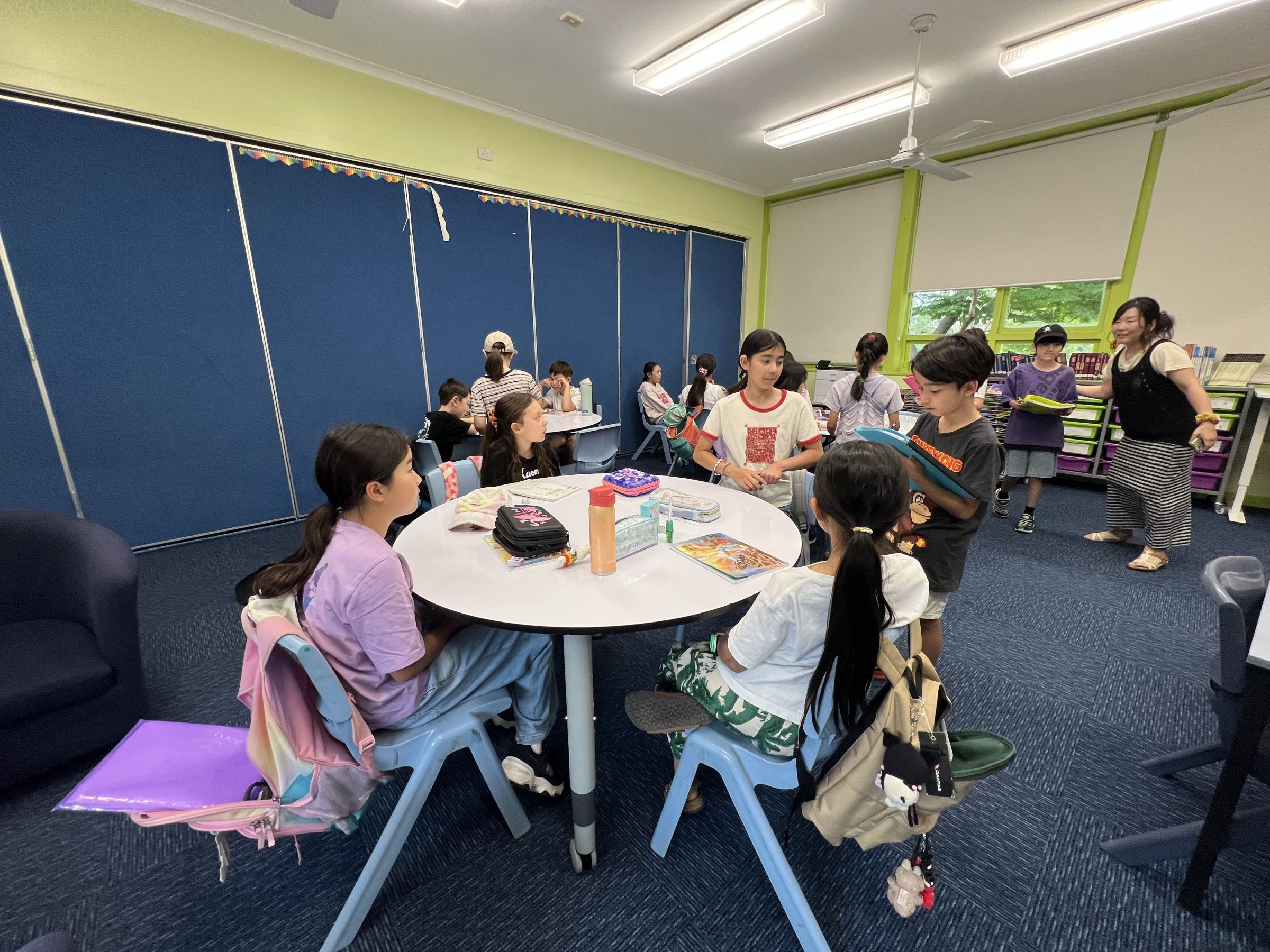 小学部2年生クラス　高学年のお姉さん・お兄さんにインタビューをして会話力を強化  