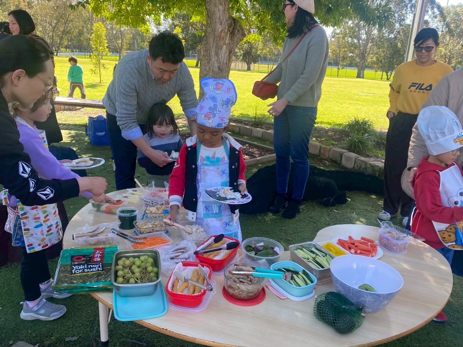 幼児部　手巻き寿司に挑戦！