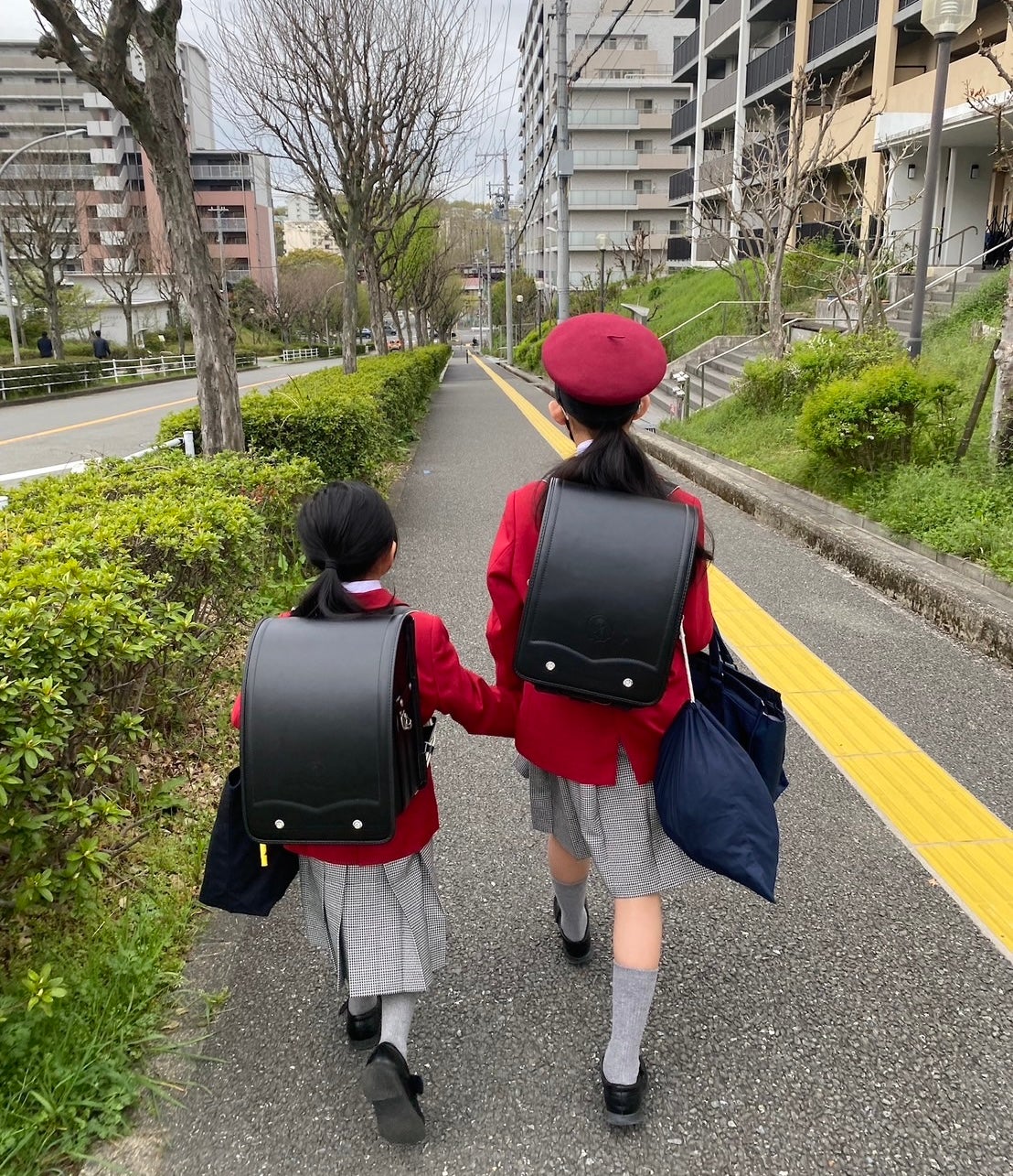 日本に帰国後、幼稚園を経て小学校の入学式を迎えたあおはさん。幼稚園の運動会の練習では「みんな一緒の動き」に慣れなかったが、友達に支えられた