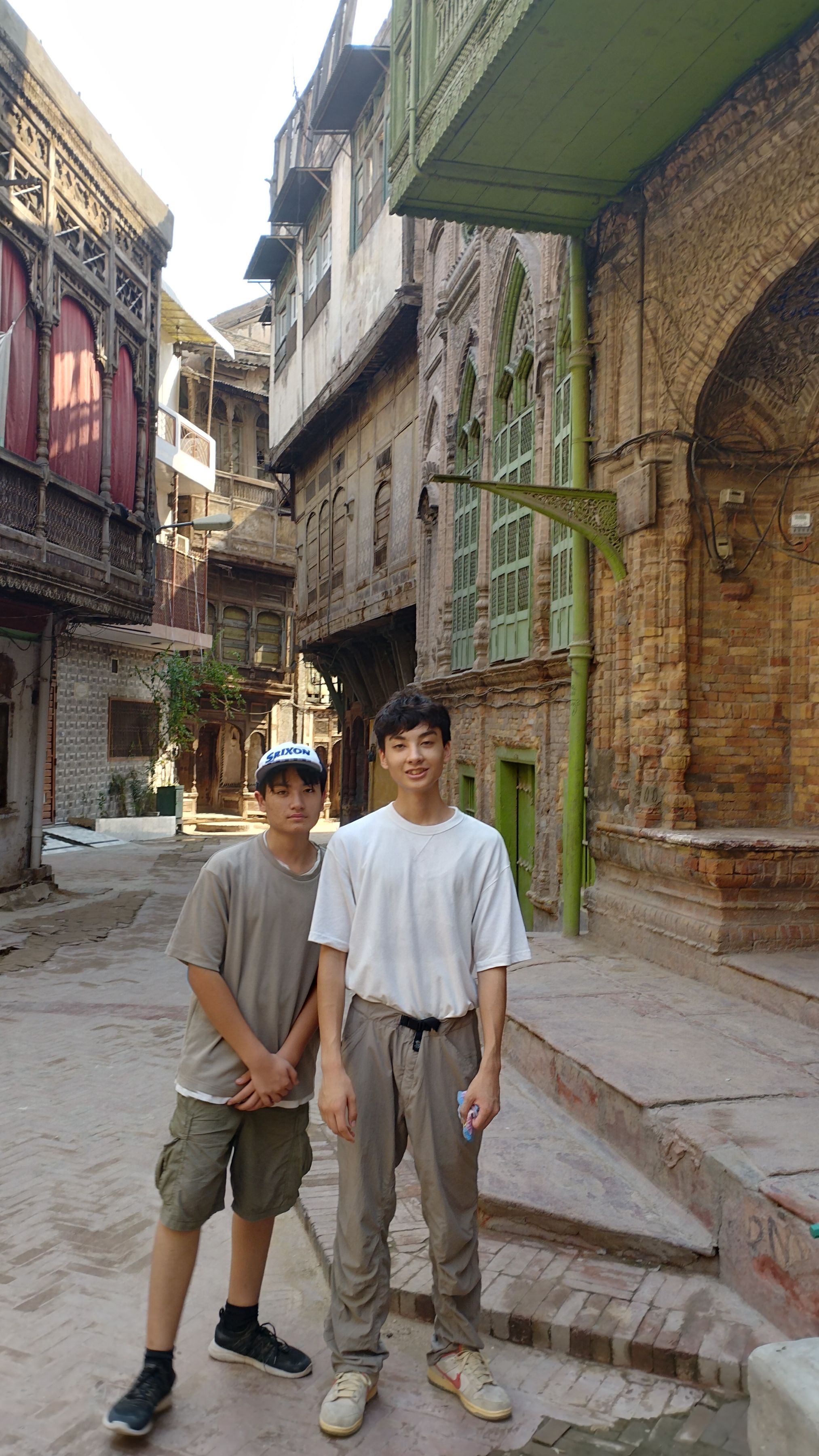 ペシャーワルの旧市街地を散策。家族旅行や散歩中にも「日本語の対話」がある