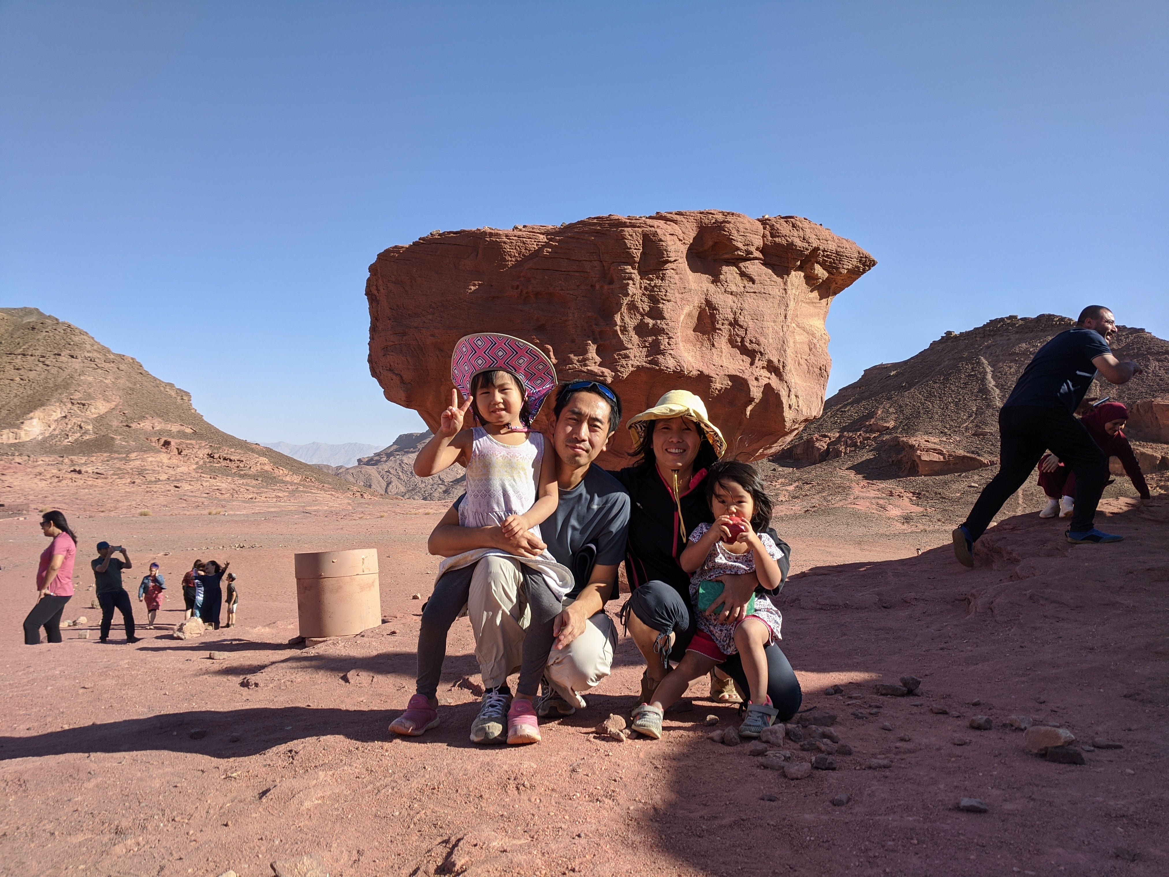 イスラエル南部の砂漠での家族写真