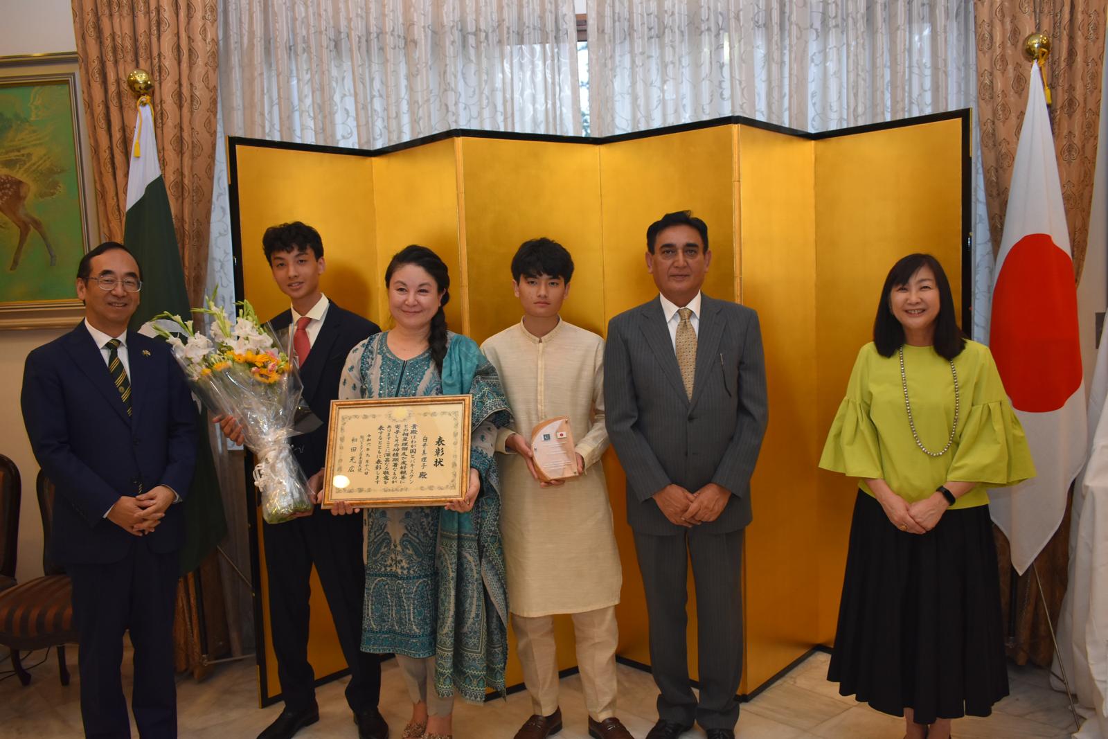 観光業を通じたパキスタン・日本の友好関係構築の努力と、イスラマバード日本語クラブでの活動が評価され、真理子さんは2024年に在パキスタン日本国大使館・和田充広大使より公館長表彰を受けた