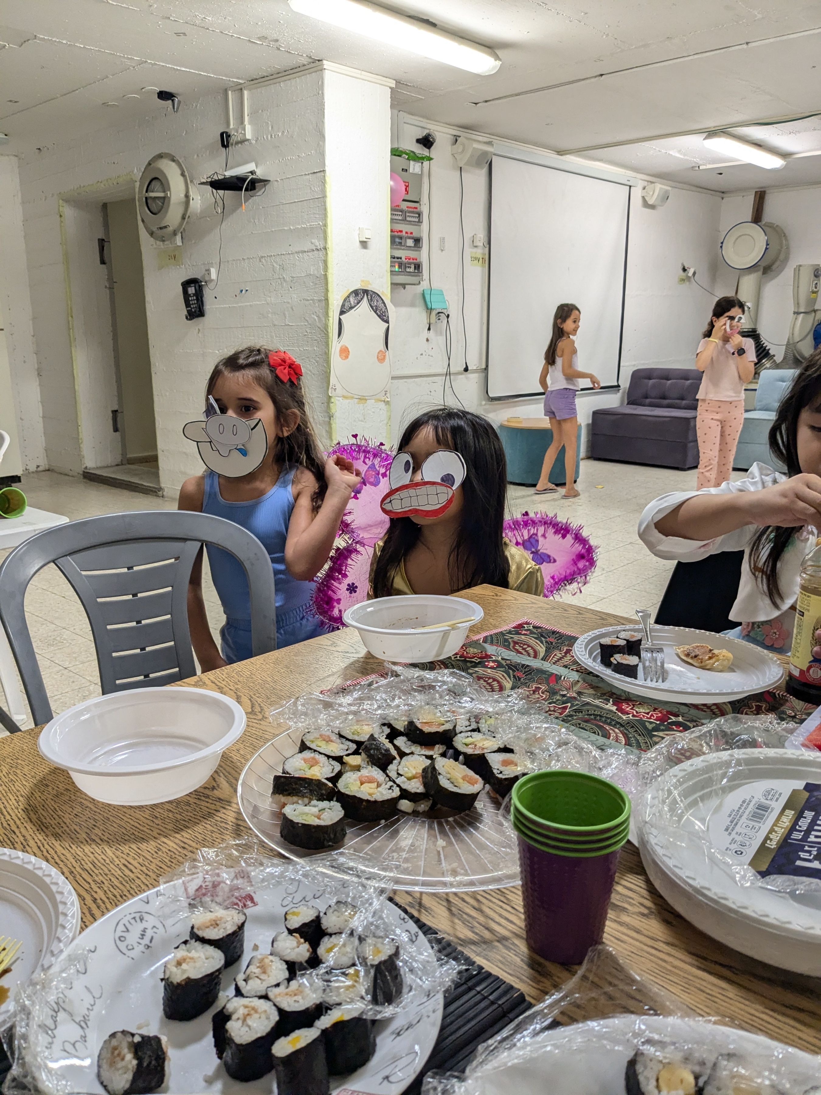 アパートのシェルターで誕生日会を開いたとき