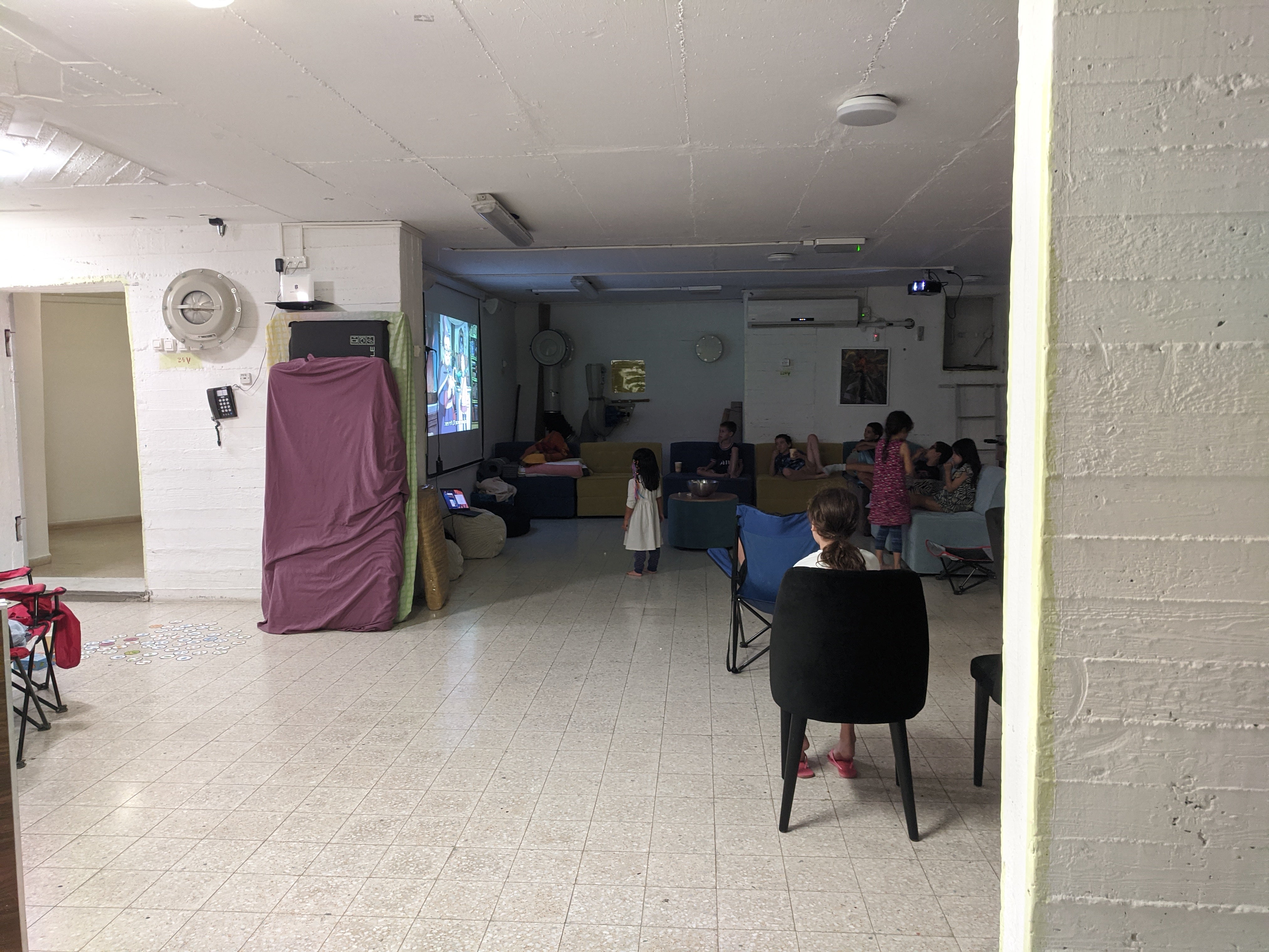 戦争中、学校が休みになった子どもたちのためにシェルター内で日本のアニメ映画を上映した