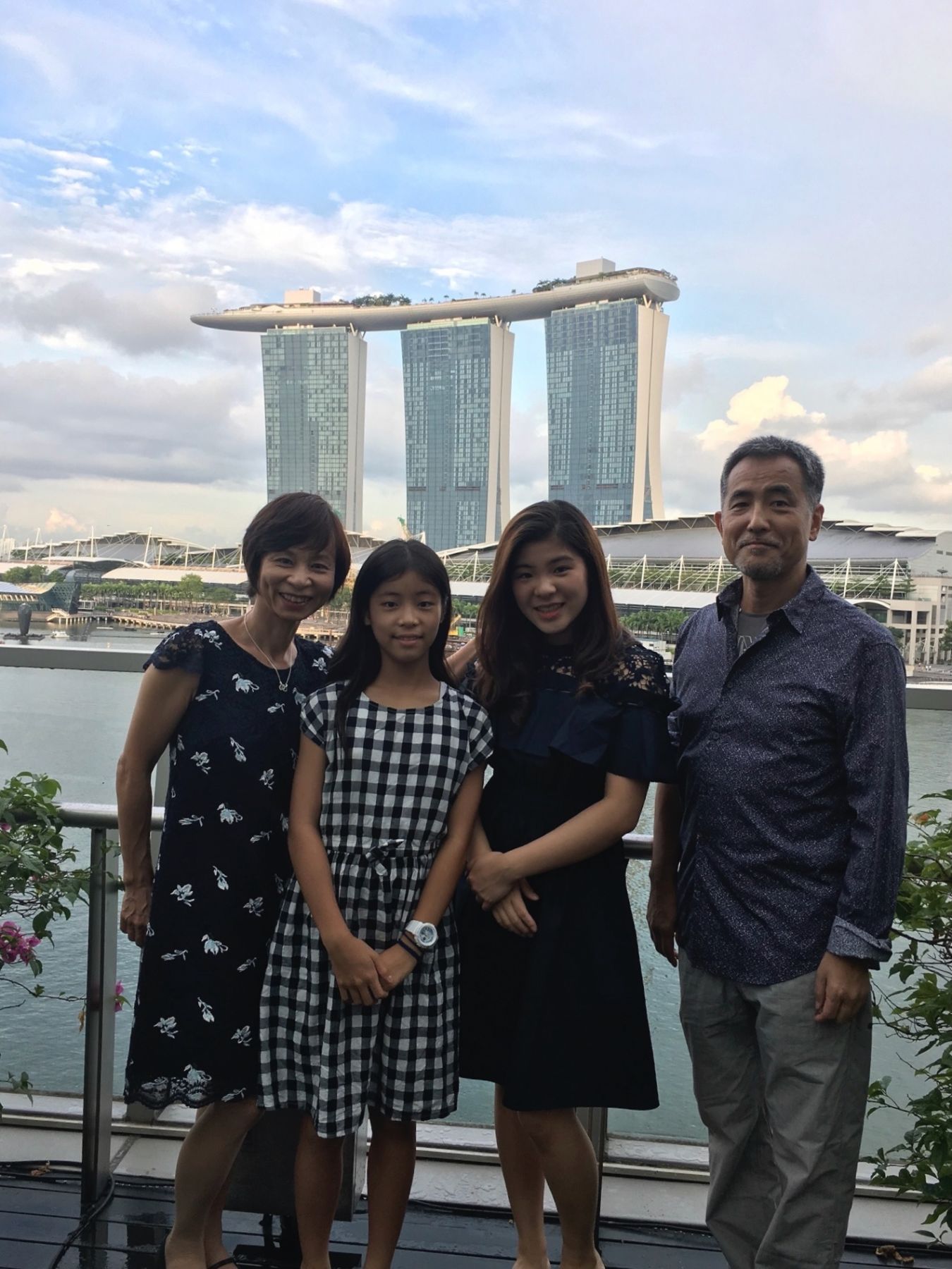 計8年を過ごしたシンガポール。マリーナベイ・サンズを背景に撮影