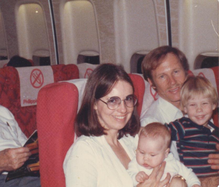 生後3カ月で家族とともに海外生活へ