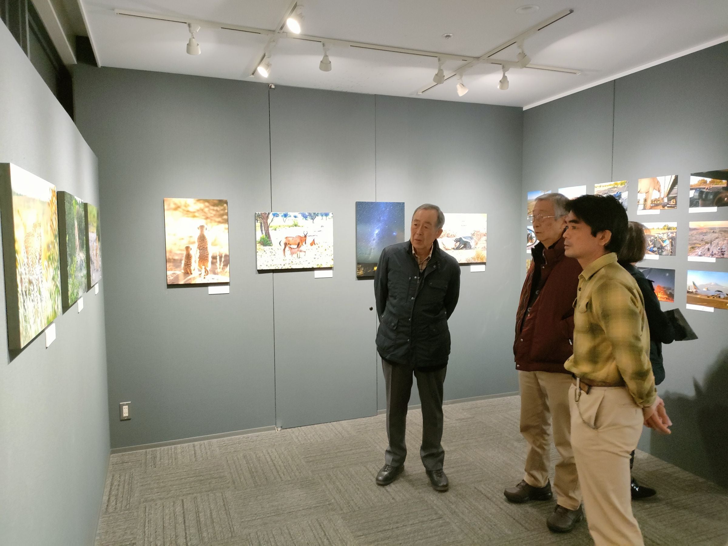 写真ツアー参加者による写真展会場で（2024年12月、東京）