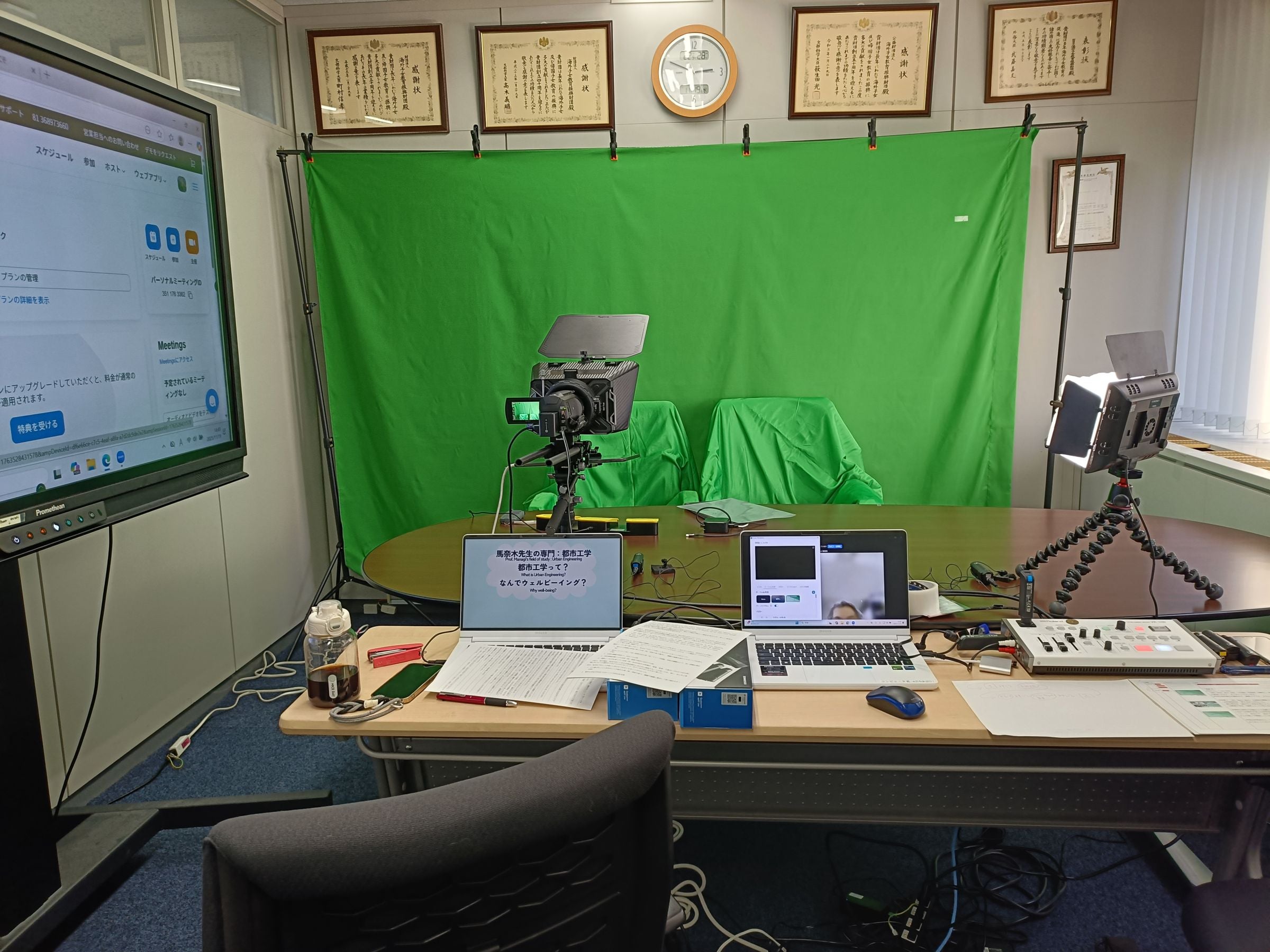  JOESオフィスの会議室のひとつがスタジオに。  グリーンバックが用意されてなかなか本格的。