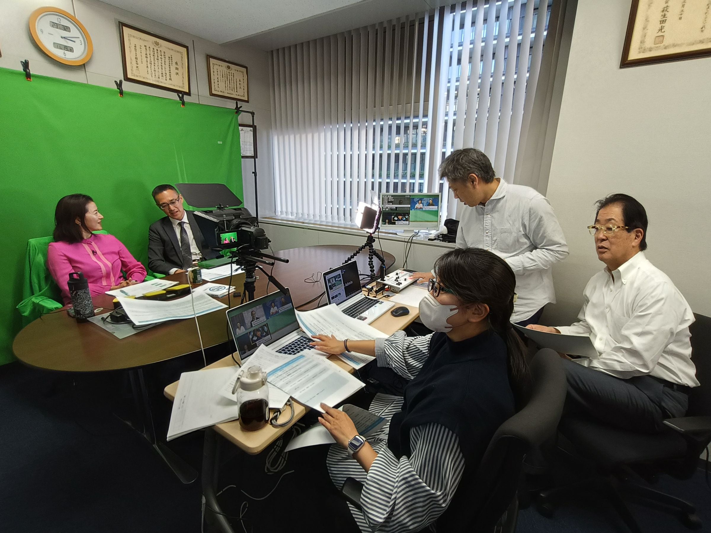  リハーサル開始。 隣の理事長室から、理事長の綿引（右）も覗きに来ています。  