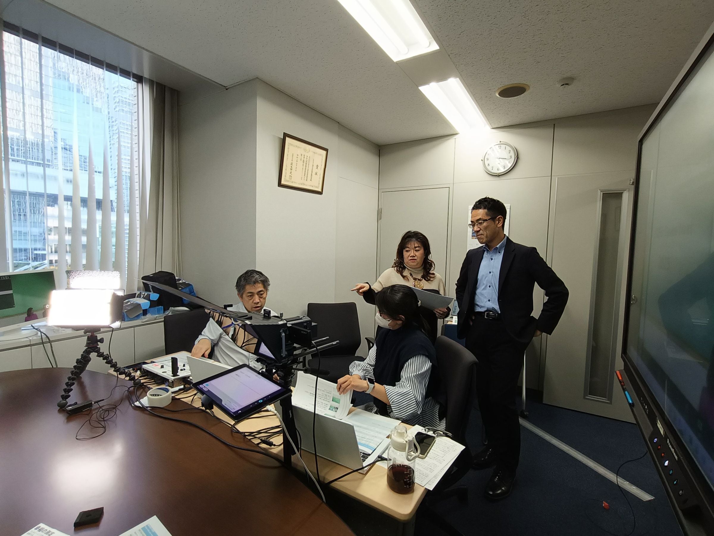 左から配信担当の関口、構成・進行担当の近藤、後列はJOES Davos Next事務局の武田と新原。