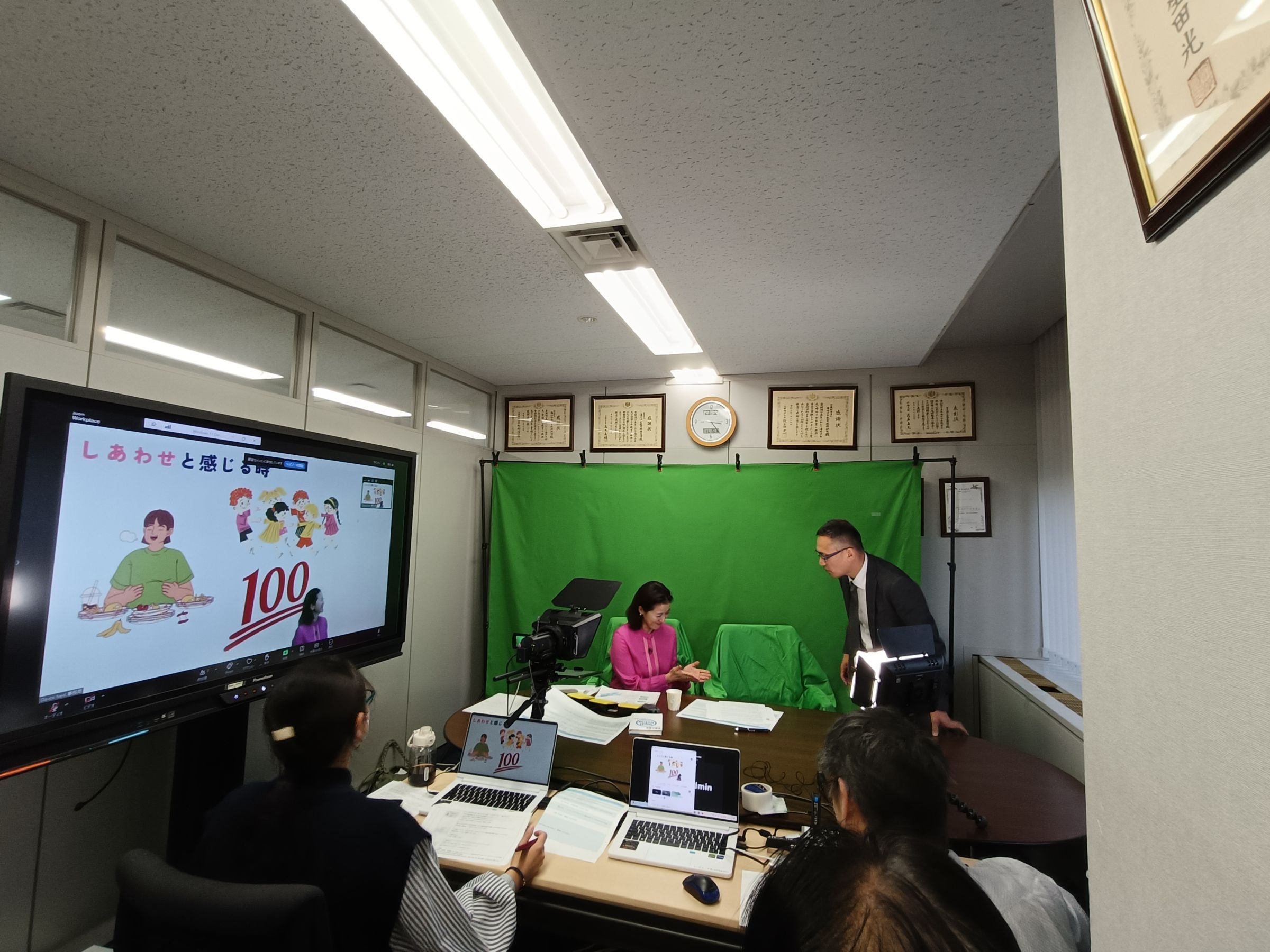 紹介から登場・着席のタイミングを打合せ中の、馬奈木先生と桑原さん。「難しいな」と首をかしげながら、何度もやり直す馬奈木先生。