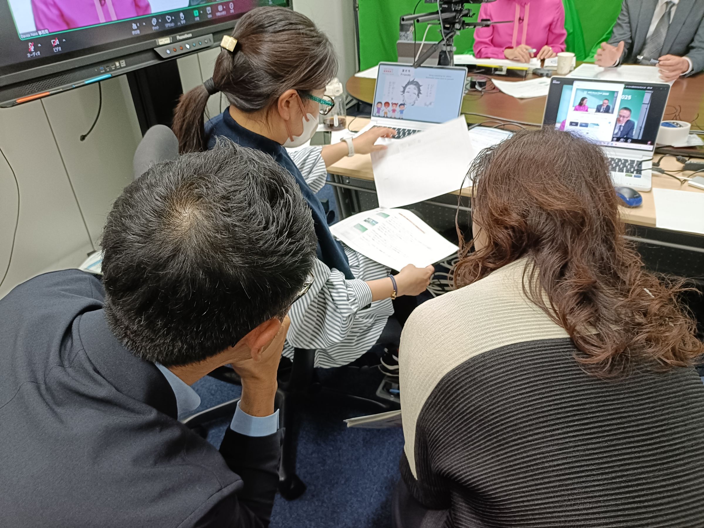 スタッフチームも、構成台本を打ち合わせ。