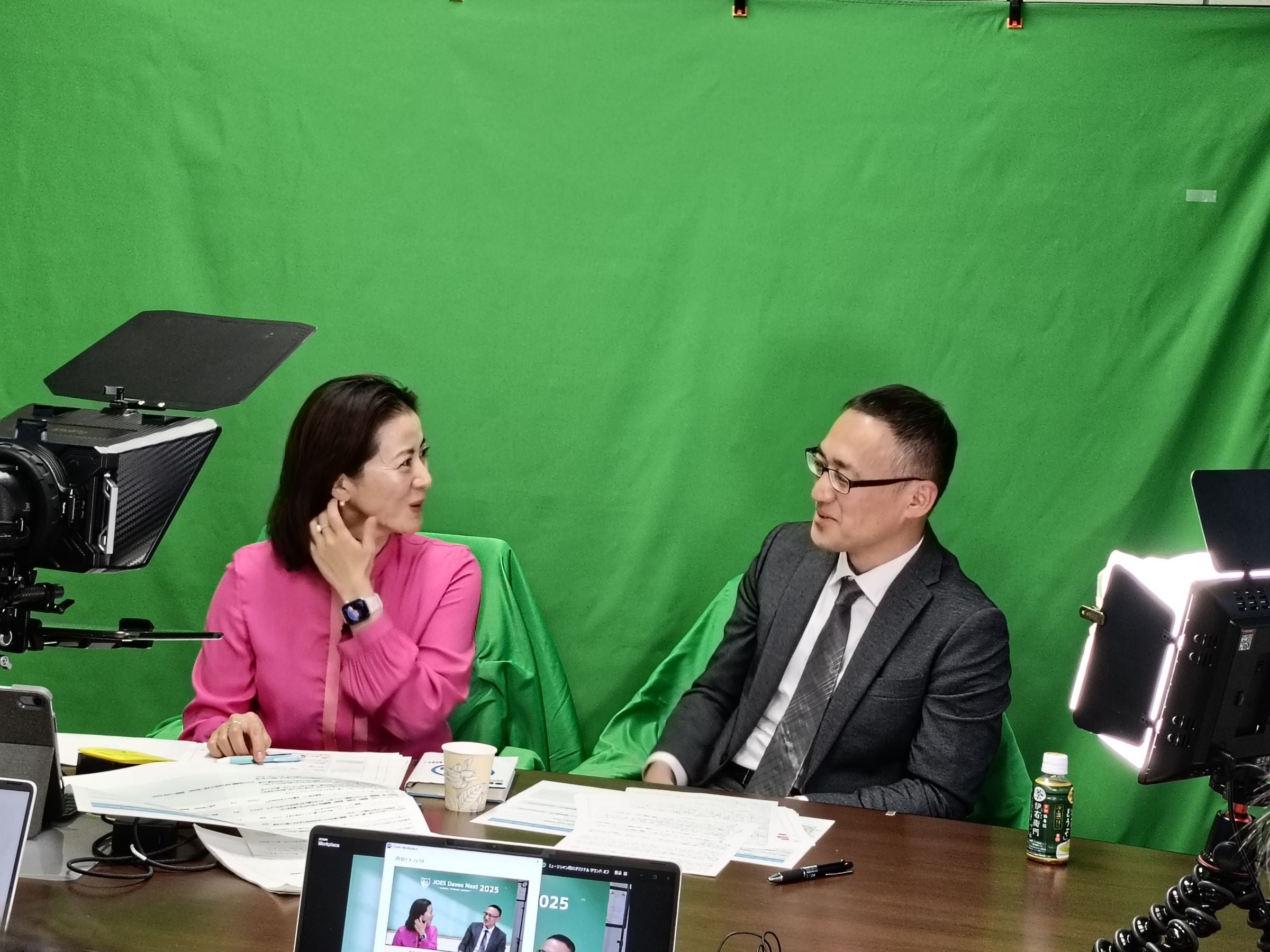 出演者チームは内容を確認。