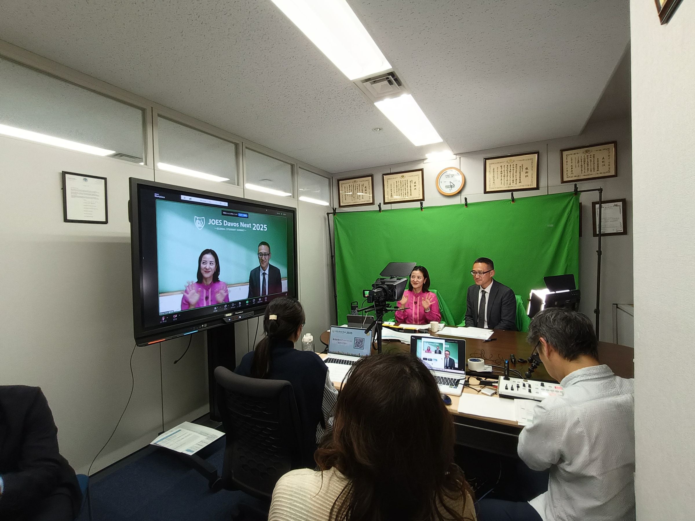  グリーンバックで抜いたお二人の姿が左側の大モニターに。背景にはスライド。