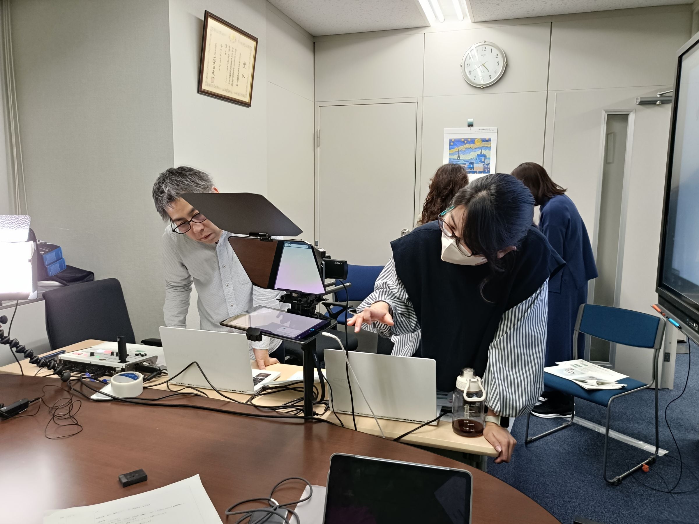 リハーサル終了でいったん解散。カメラの位置や見え方を調整。