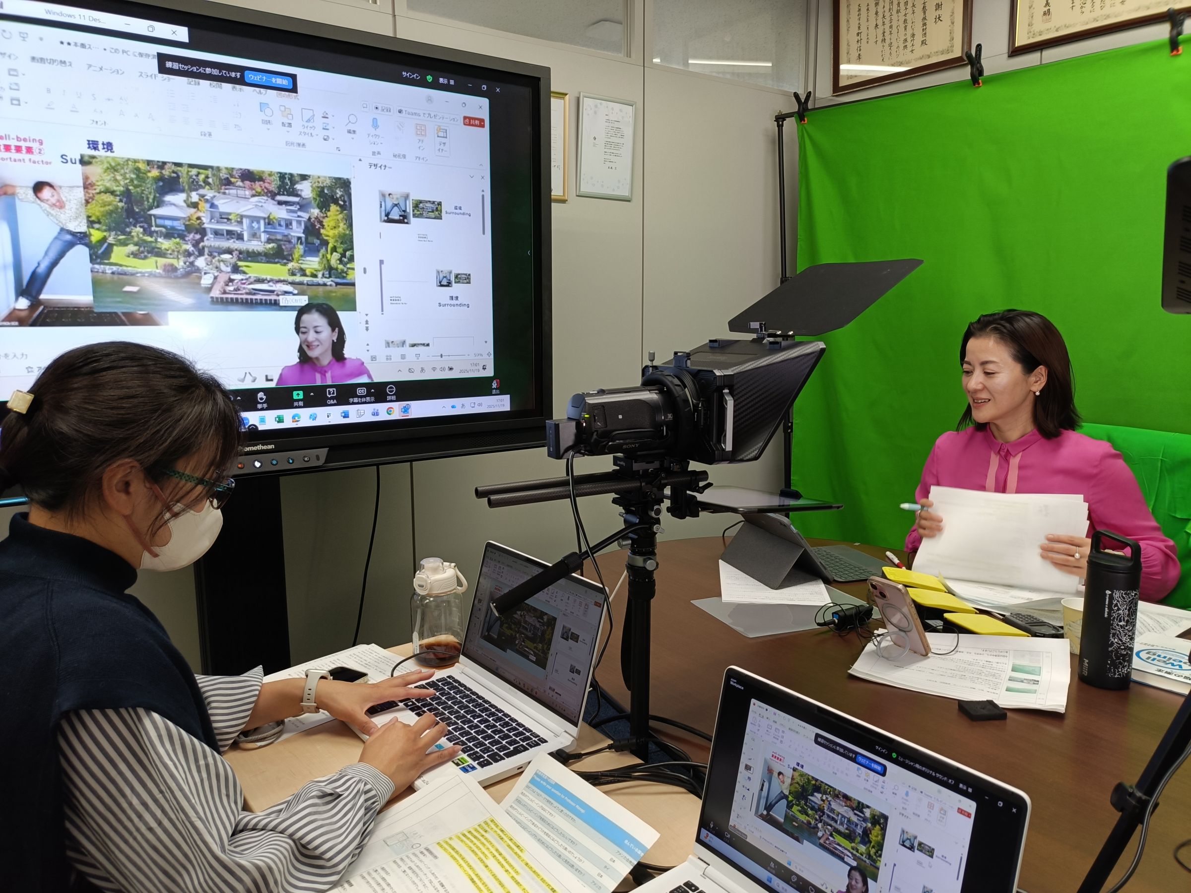 何度も原稿を読んで細かいタイミングを確認する桑原さん。その前では近藤がPCで資料の最終修正。