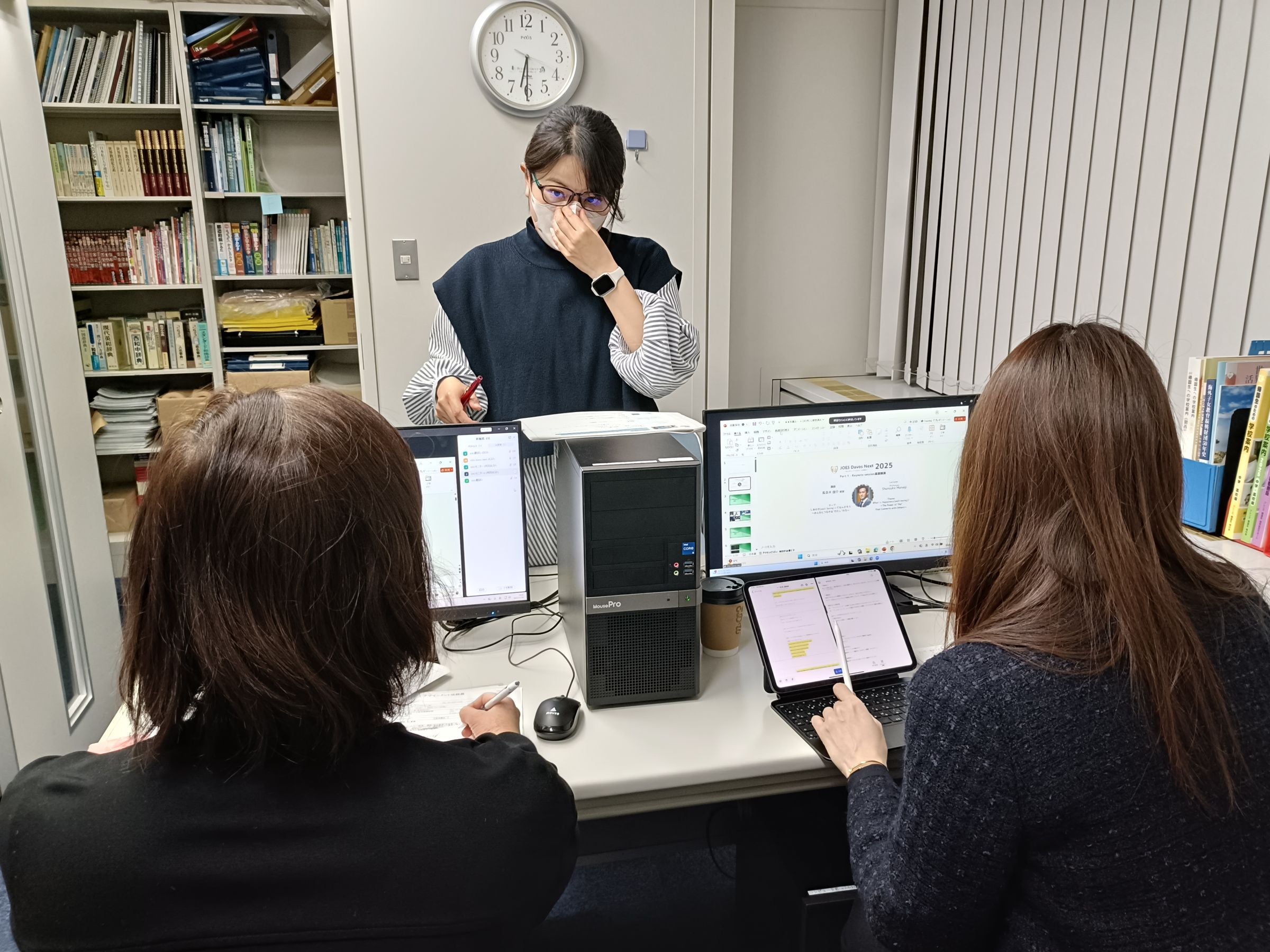 同時通訳のお二人が到着。別の会議室が「同時通訳ブース」になりました。 「しあわせ」と「幸福」の訳し分けなどについて具体的な質問が。