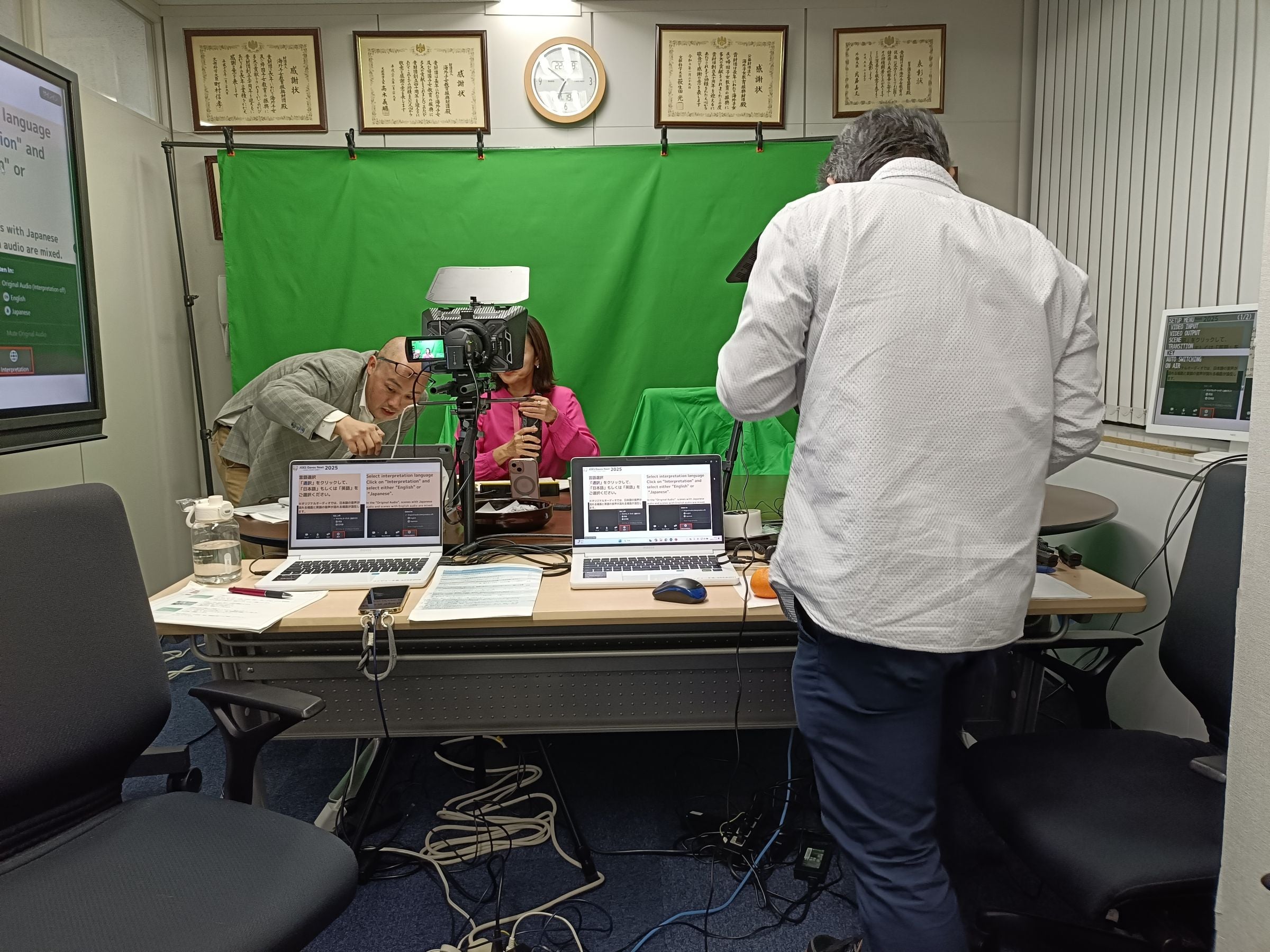 休憩中もスタジオを離れない桑原さん。配信担当の熊谷が、桑原さんと相談しながら機材を調整中。