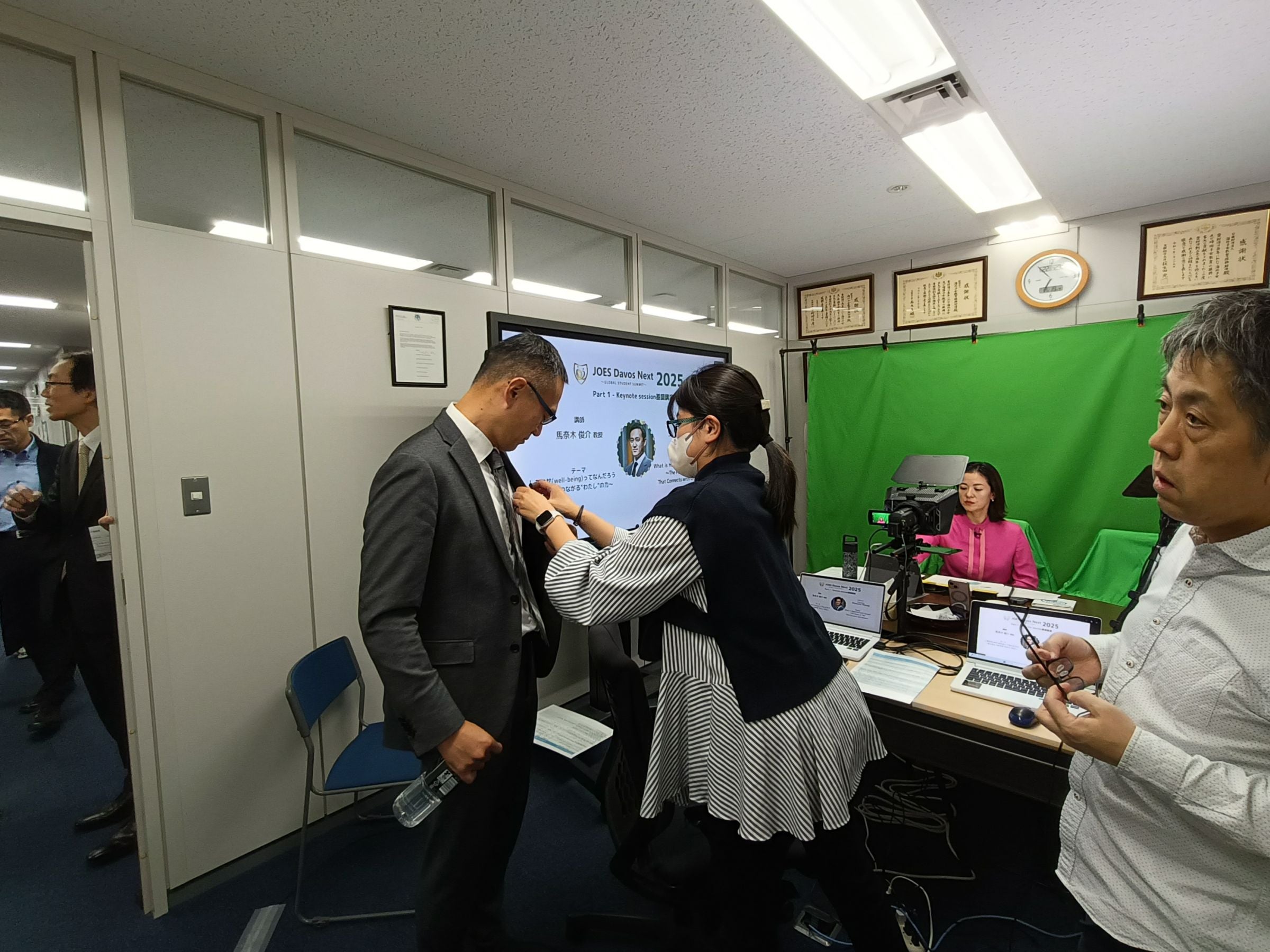 本番10分前。馬奈木先生がスタジオ入りしてピンマイクを装着。