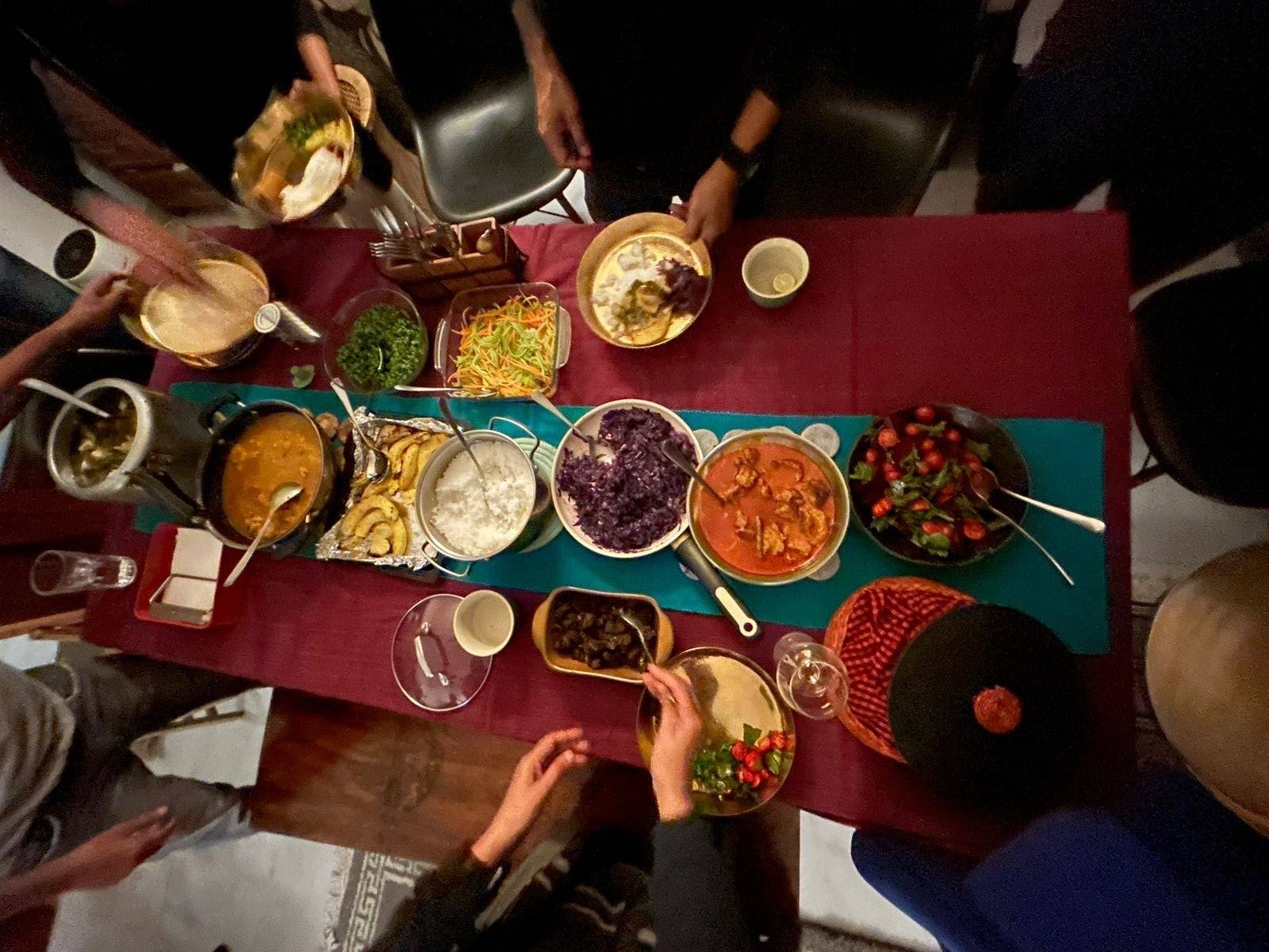 現在住んでいるのは、さまざまな階層の人でコミュニティを作っている、アーバンビレッジ。講義の準備をして、カラリパヤットの練習をしたら、夕方からは友人と集う