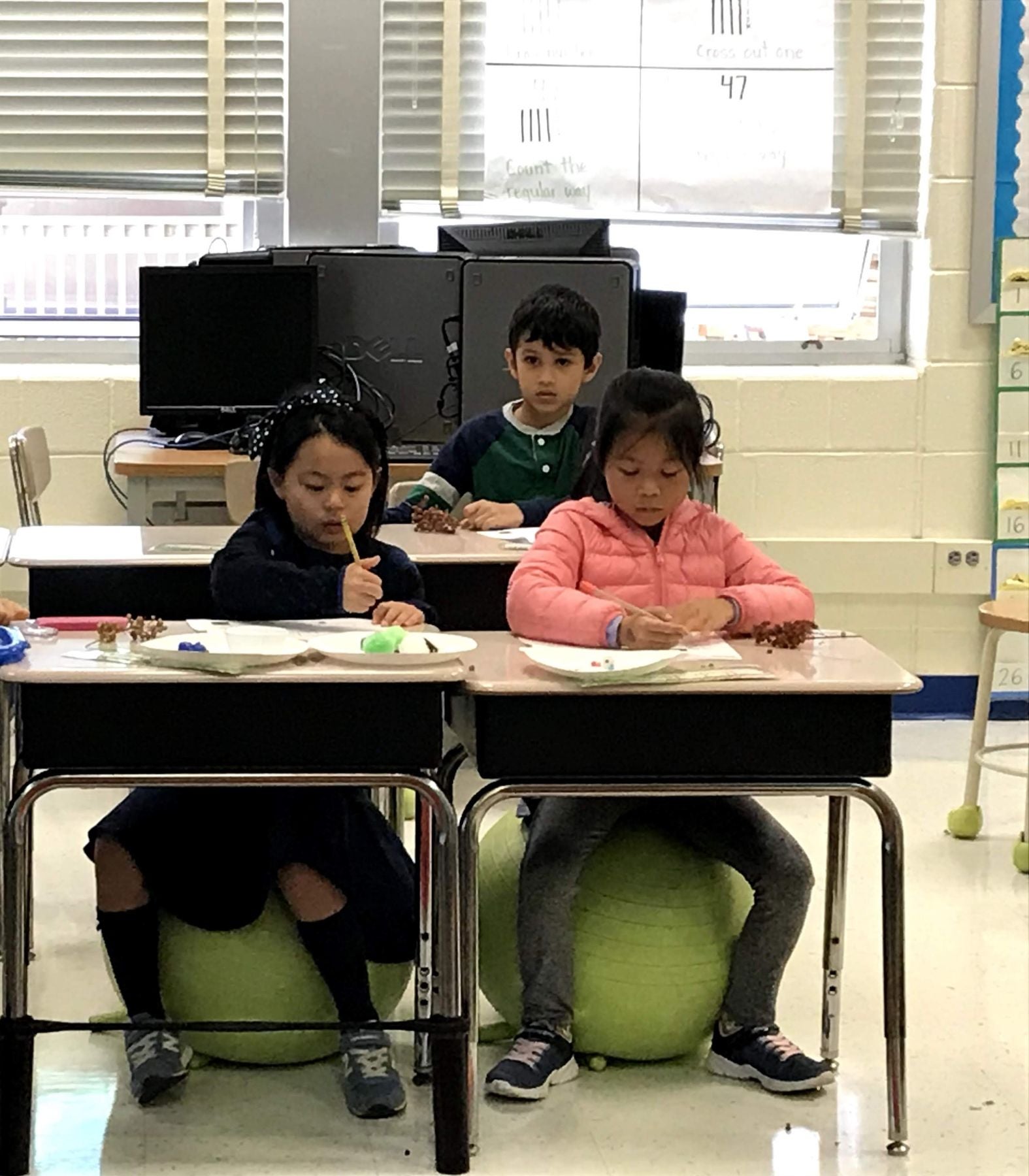アメリカの小学校ではバランスボールに座って授業を受けたことも