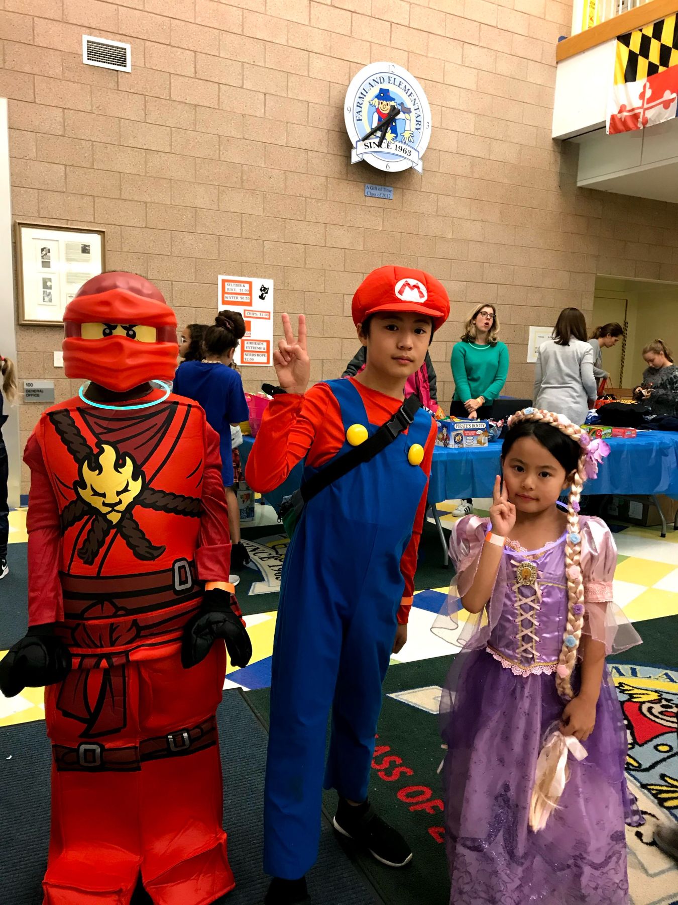 ハロウィンin小学校。コウタロウはマリオ、ミナミはラプンツェルに