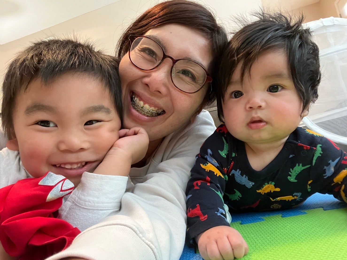 「育児は評価もないし、本当に大変。でも、こうして仕事を休む機会でもなければ子どもとこんなに一緒に過ごせなかったと思うので、貴重な時間です」としおりさん